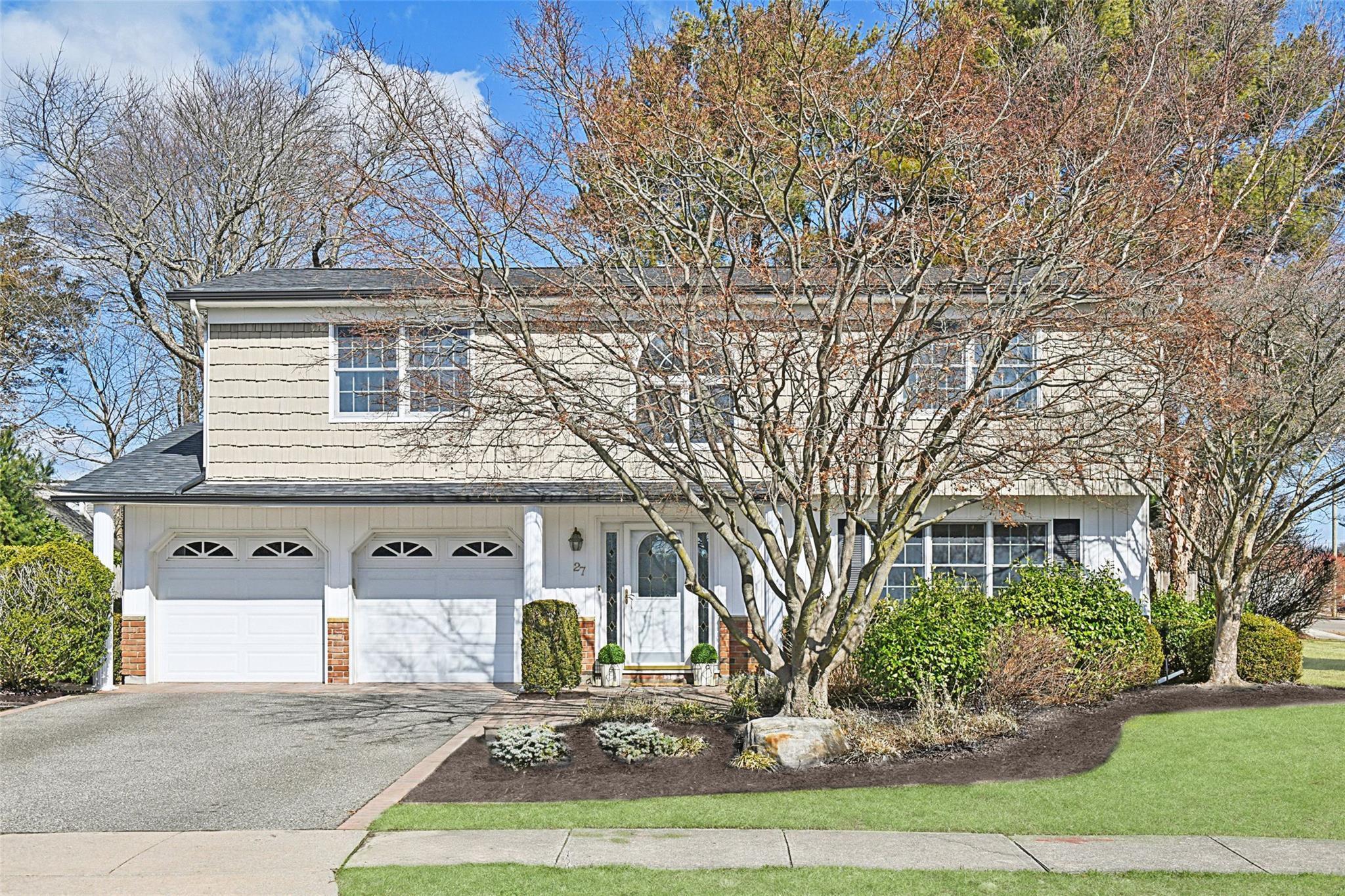 Griggs Dr, Greenlawn, NY 11740