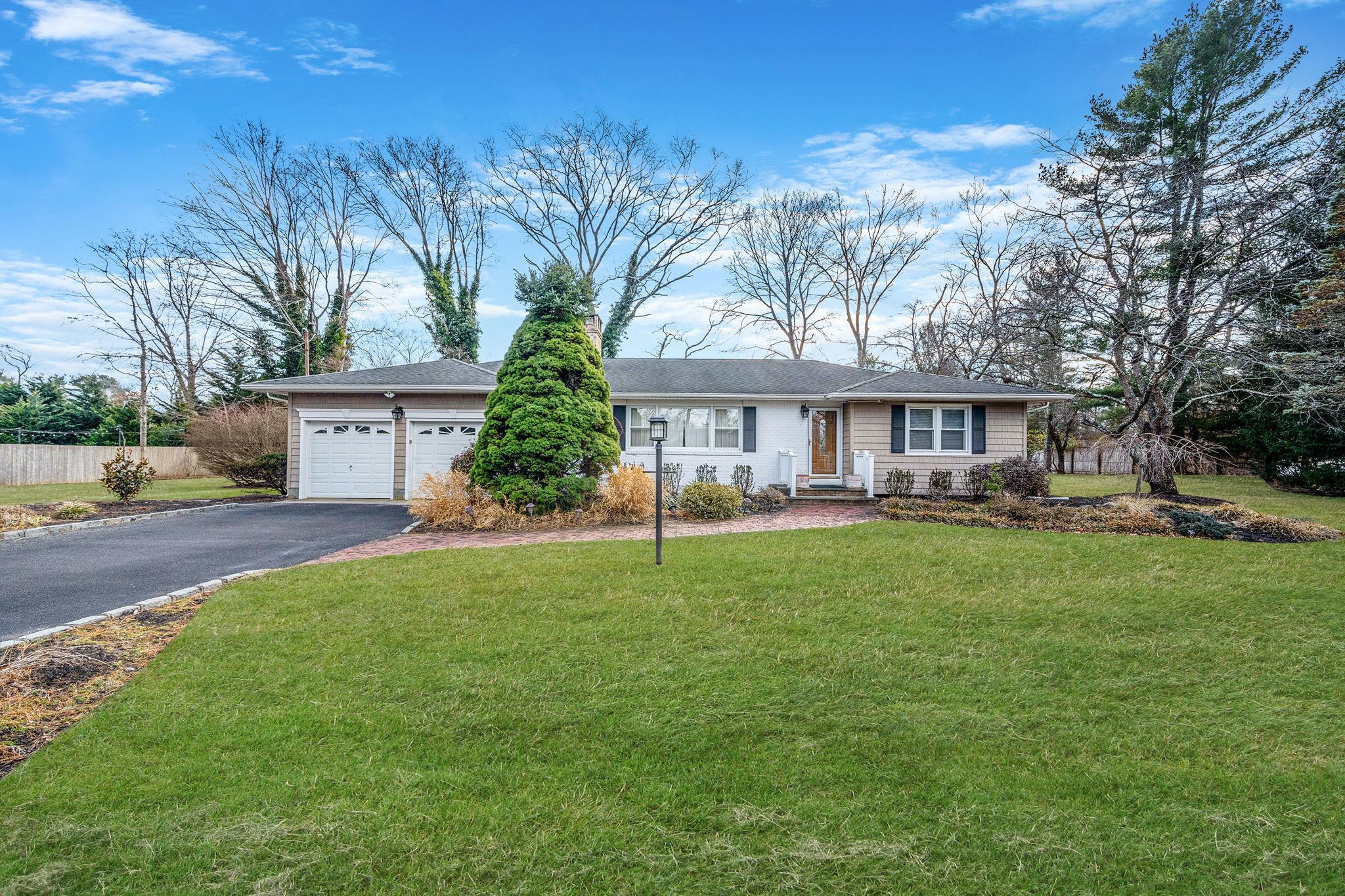 Daisy Ln, Smithtown, NY 11787