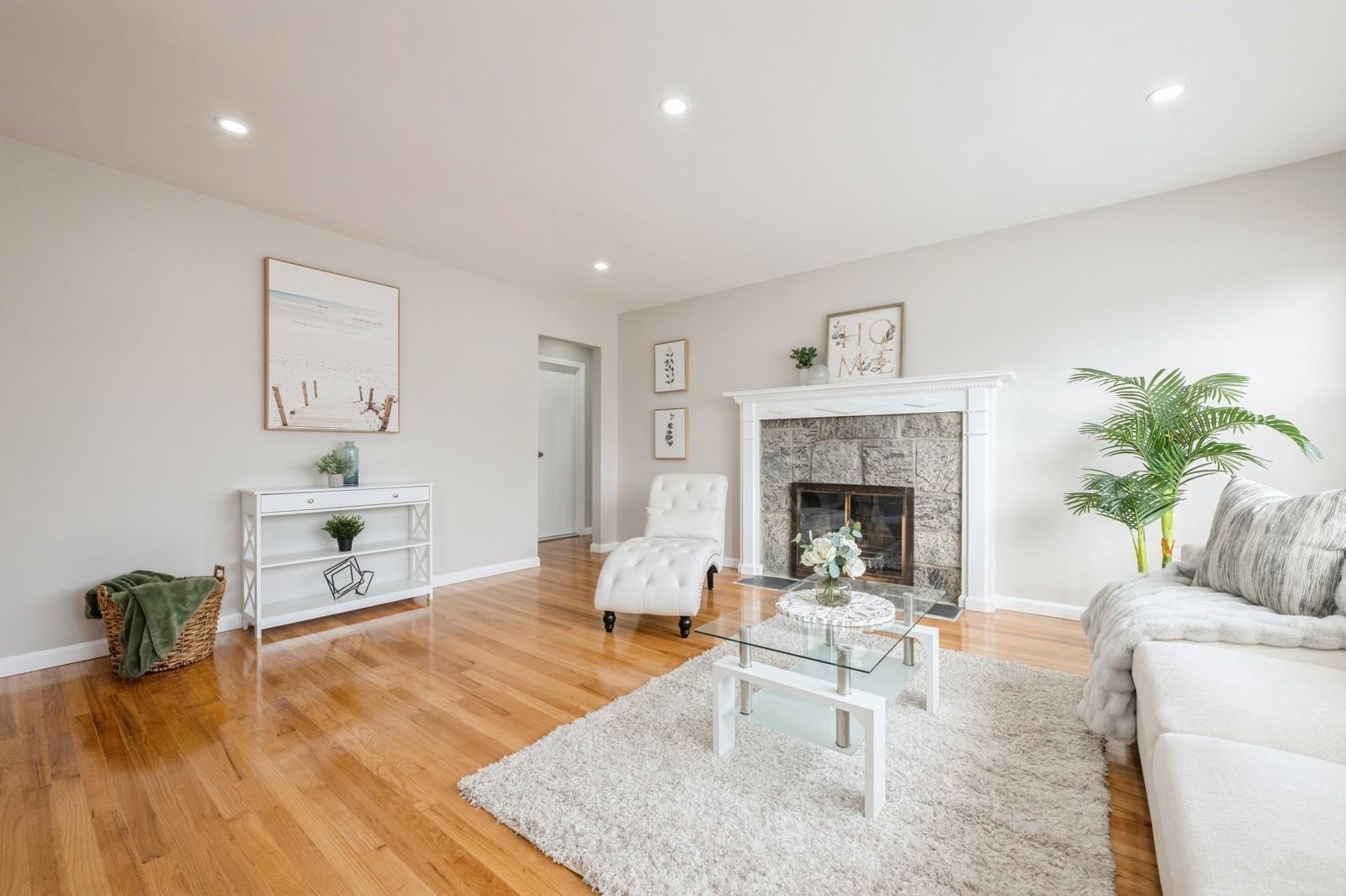 Lincoln Ave, Roosevelt, NY 11575
