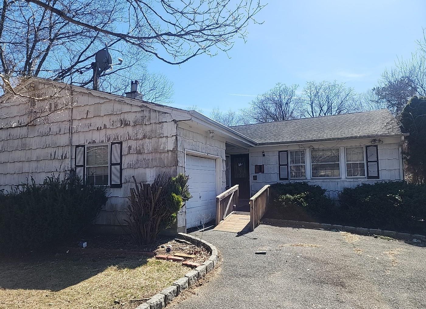 Spur Dr S, Islip, NY 11751