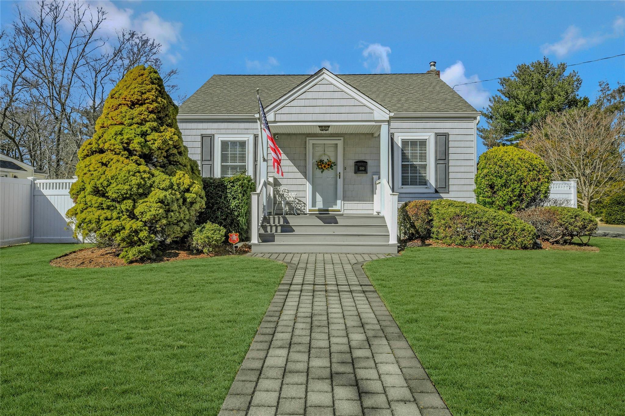 9th Ave, East Northport, NY 11731