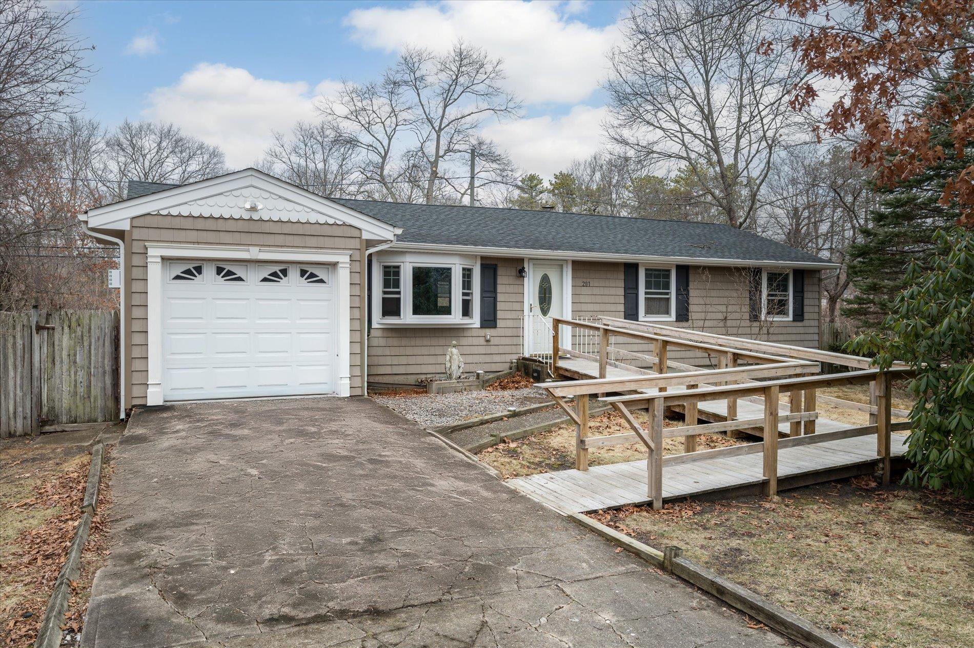 Easton St, Ronkonkoma, NY 11779
