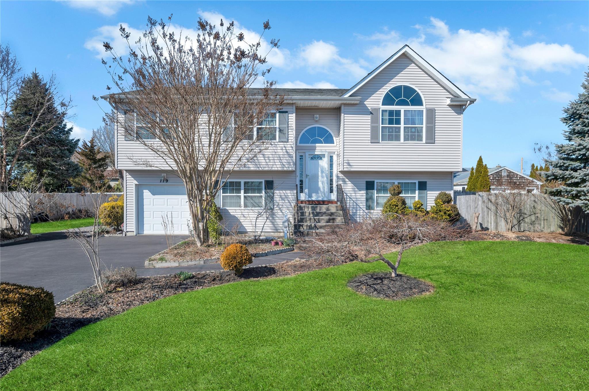 Moffitt Blvd, Islip, NY 11751