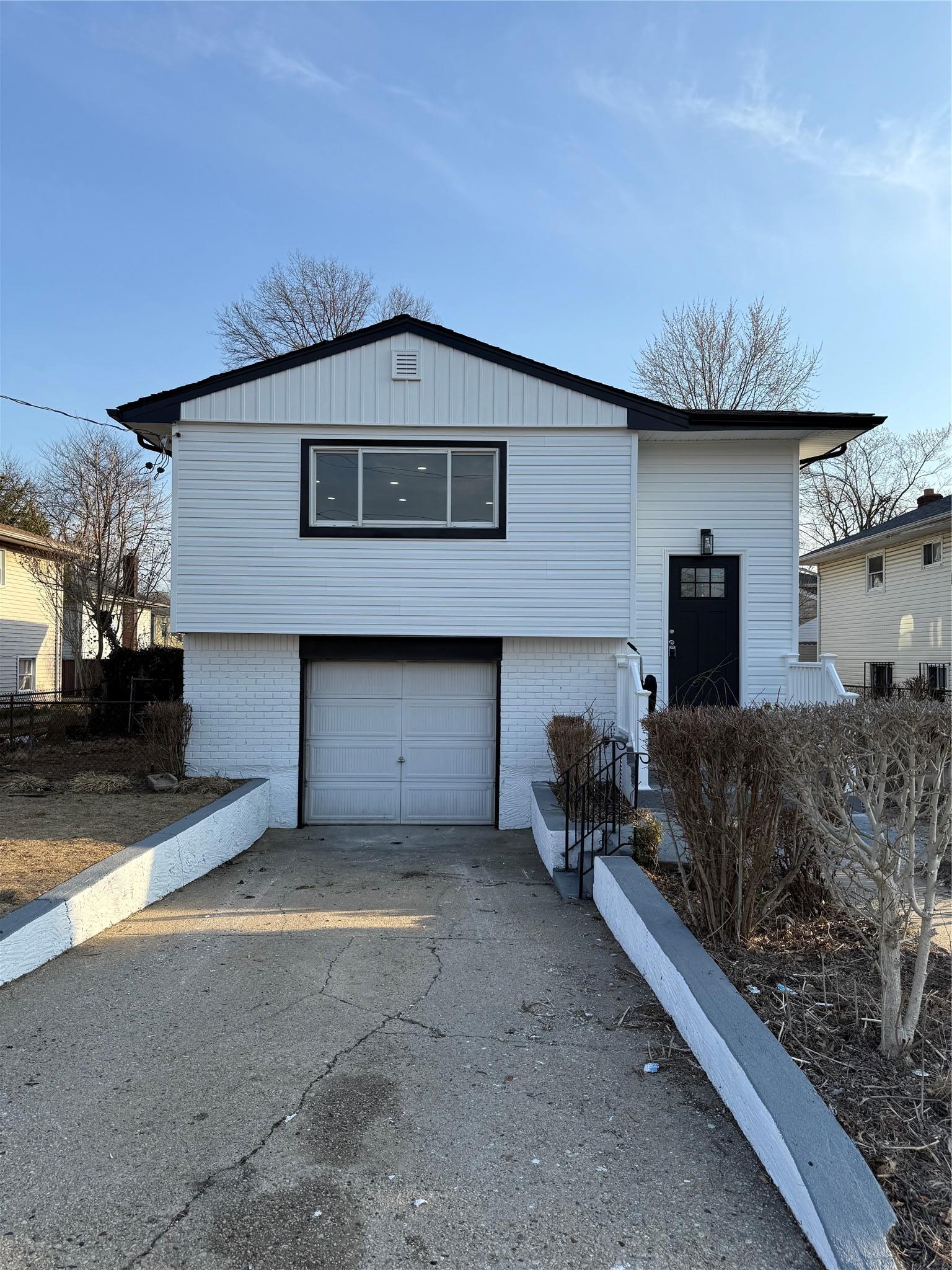 Park Ave, Westbury, NY 11590