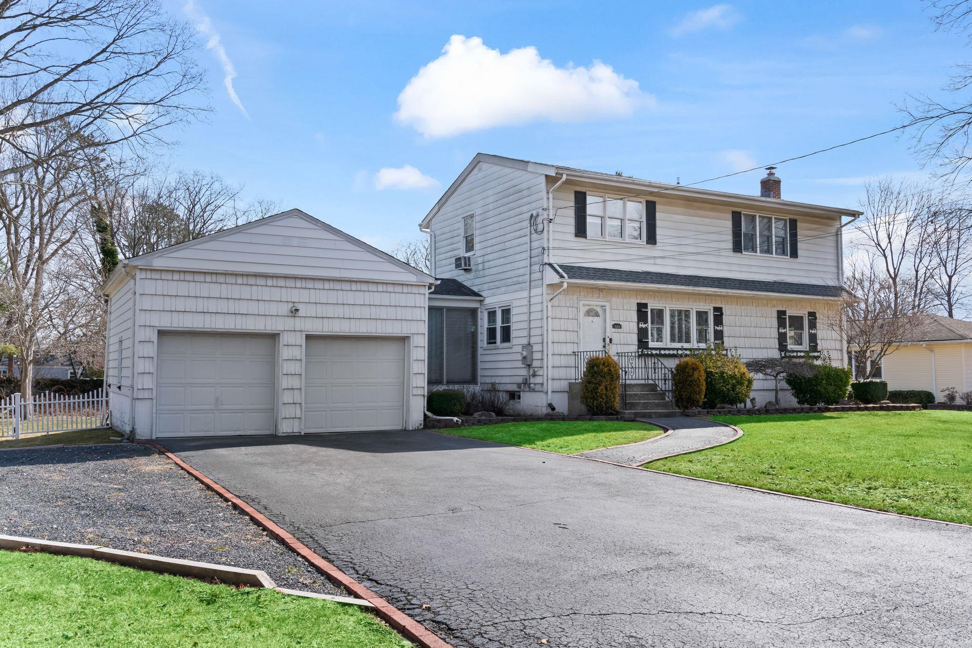 San Juan Dr, Hauppauge, NY 11788