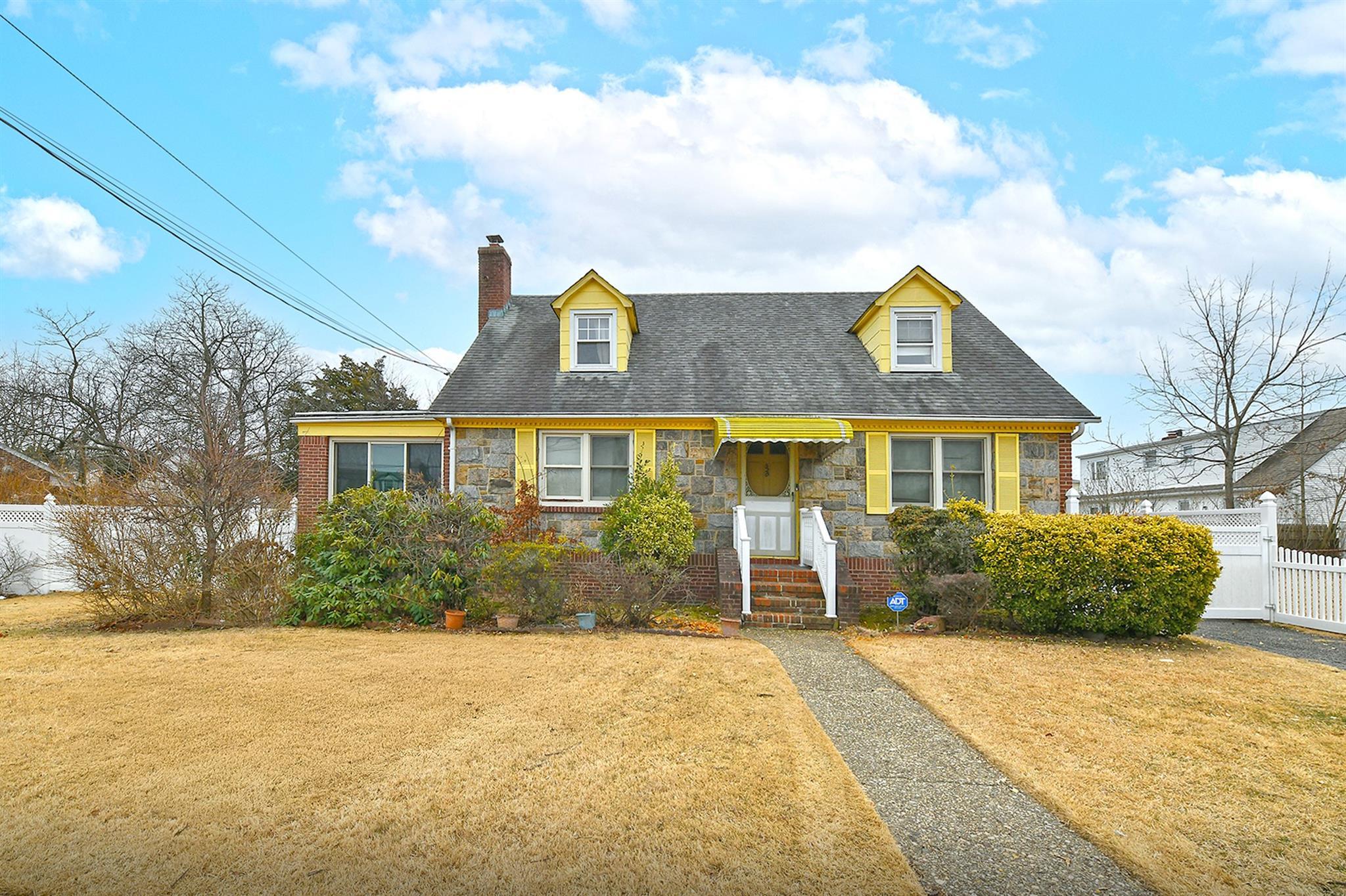Waldorf Pl, Uniondale, NY 11553