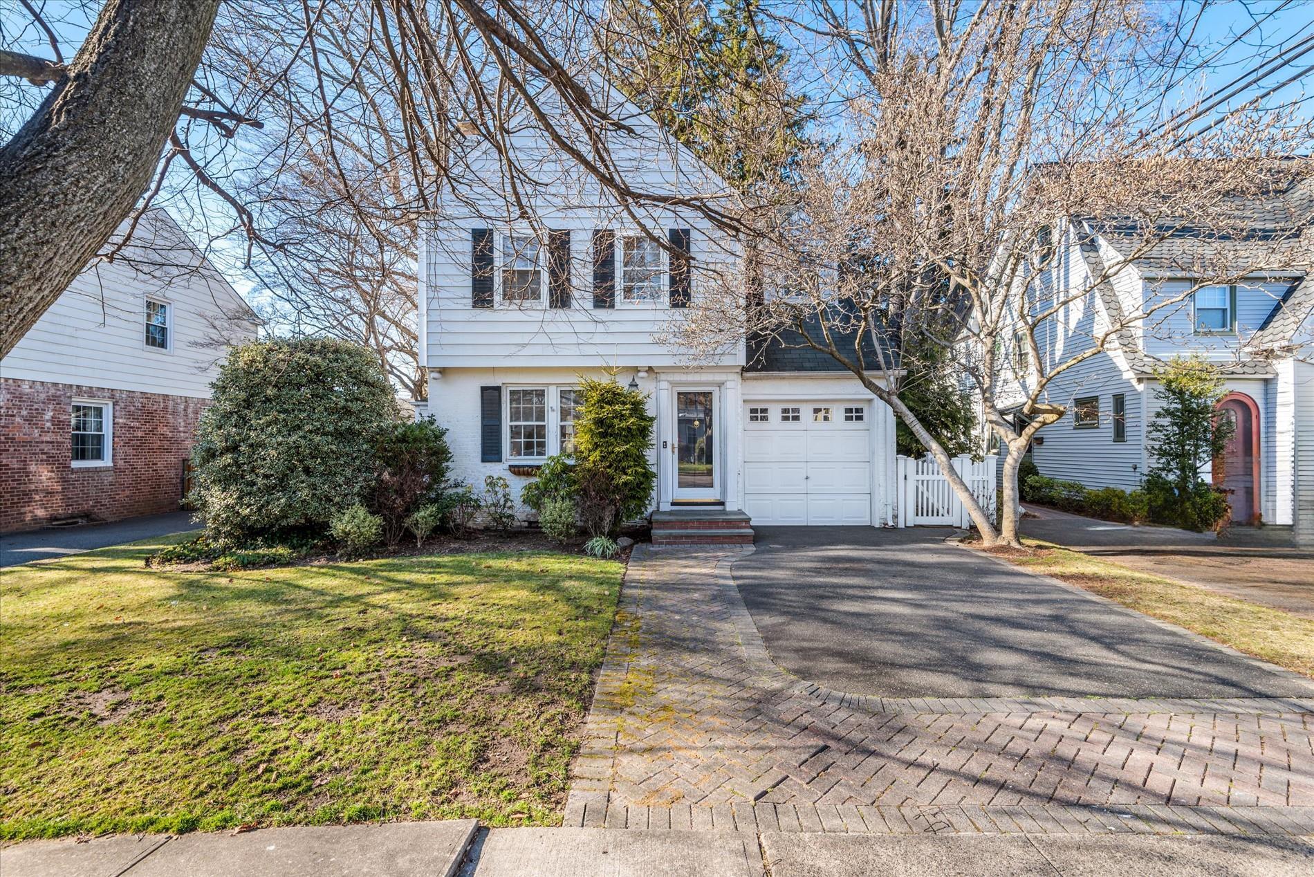 Darina Ct, Hempstead, NY 11550