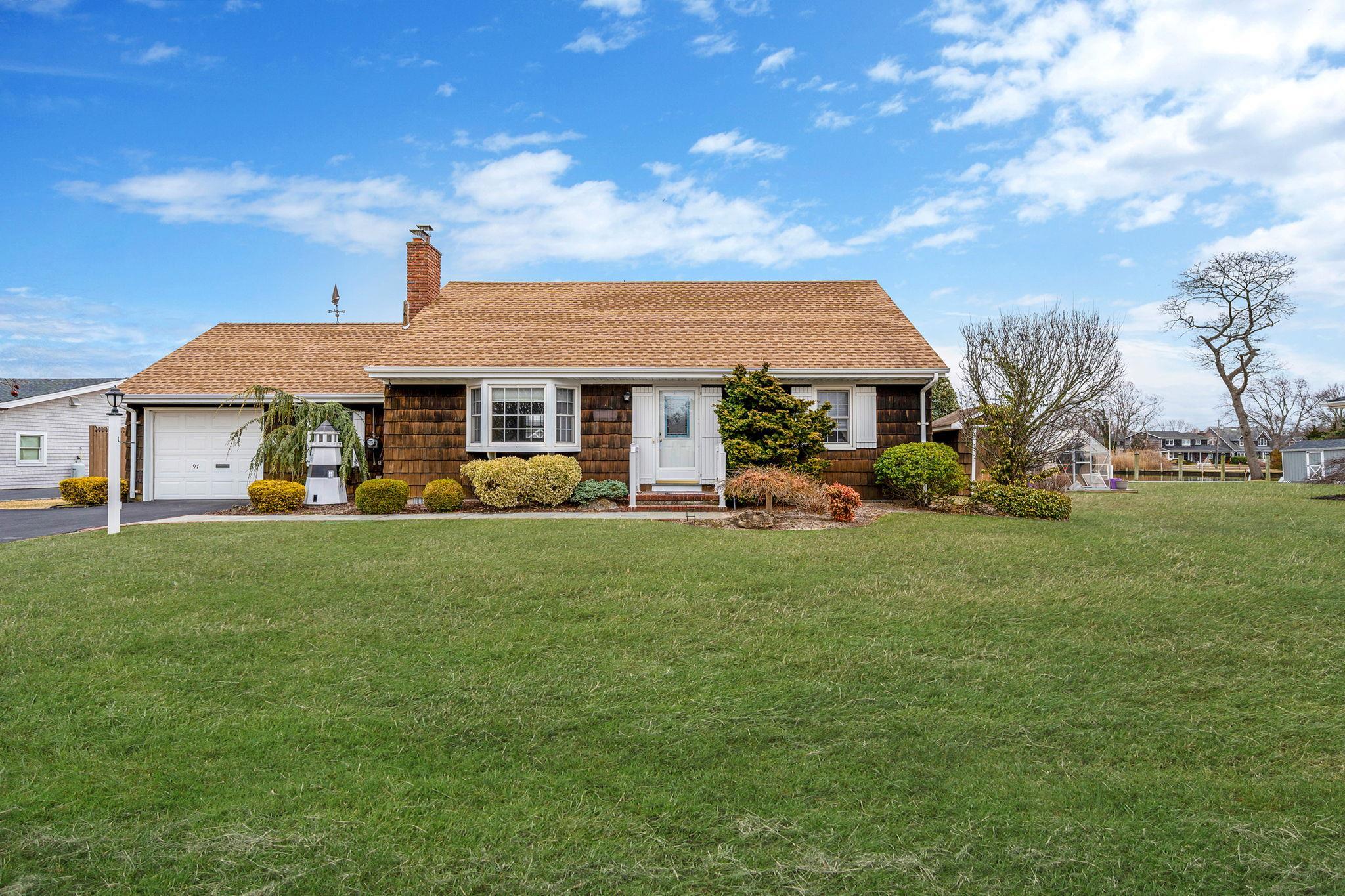West Ln, Sayville, NY 11782