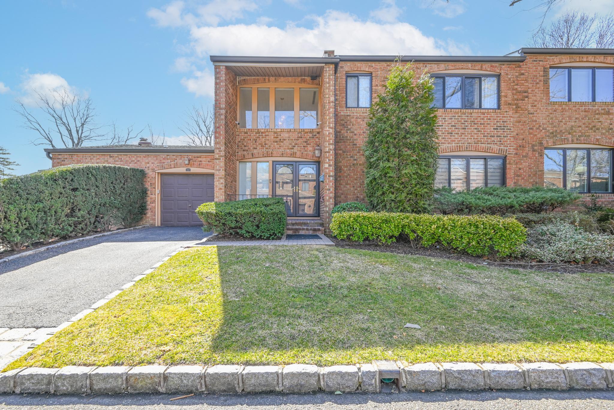 Windsor Gate Dr, New Hyde Park, NY 11040