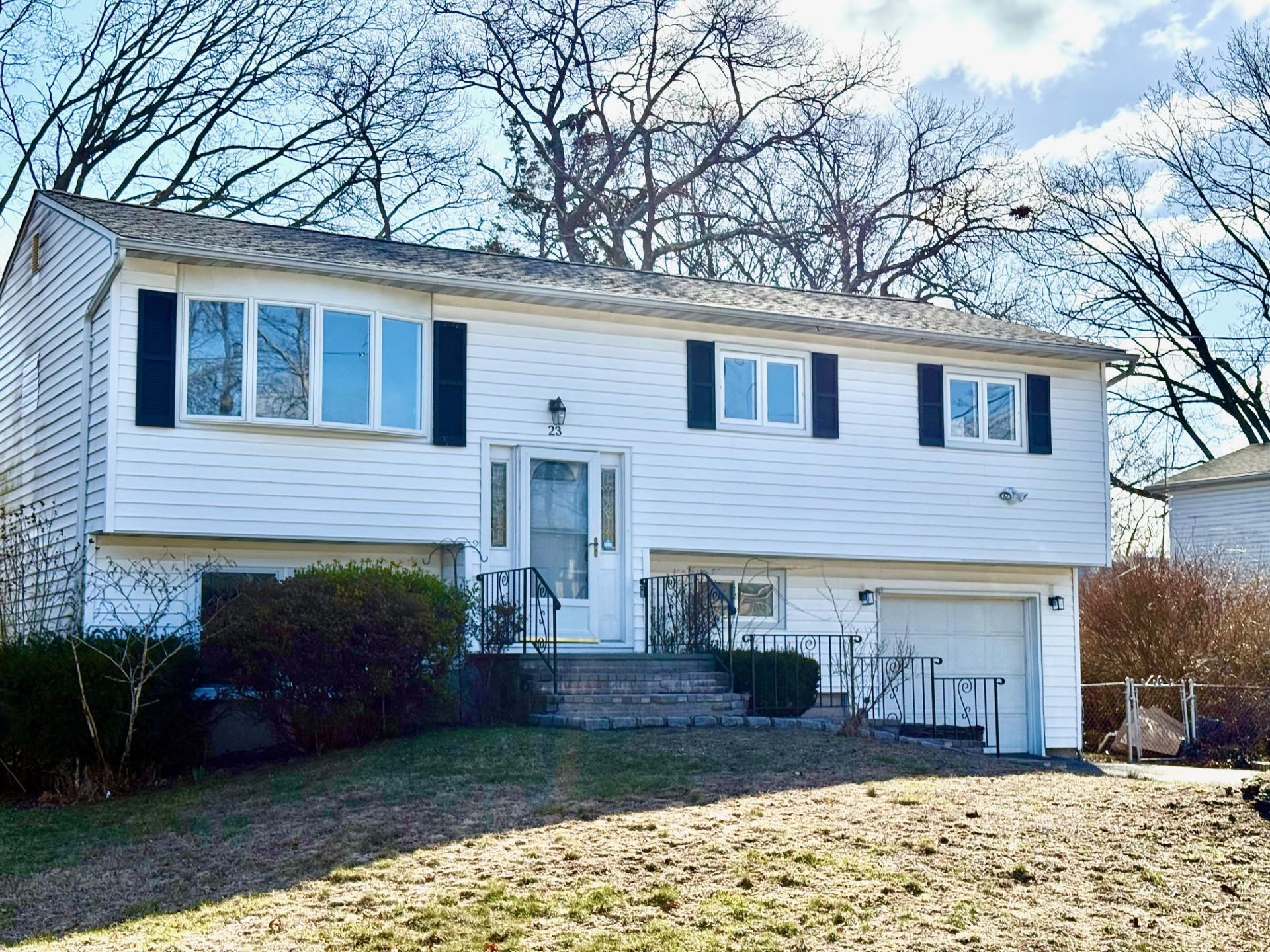 Fiesta Dr, Centereach, NY 11720