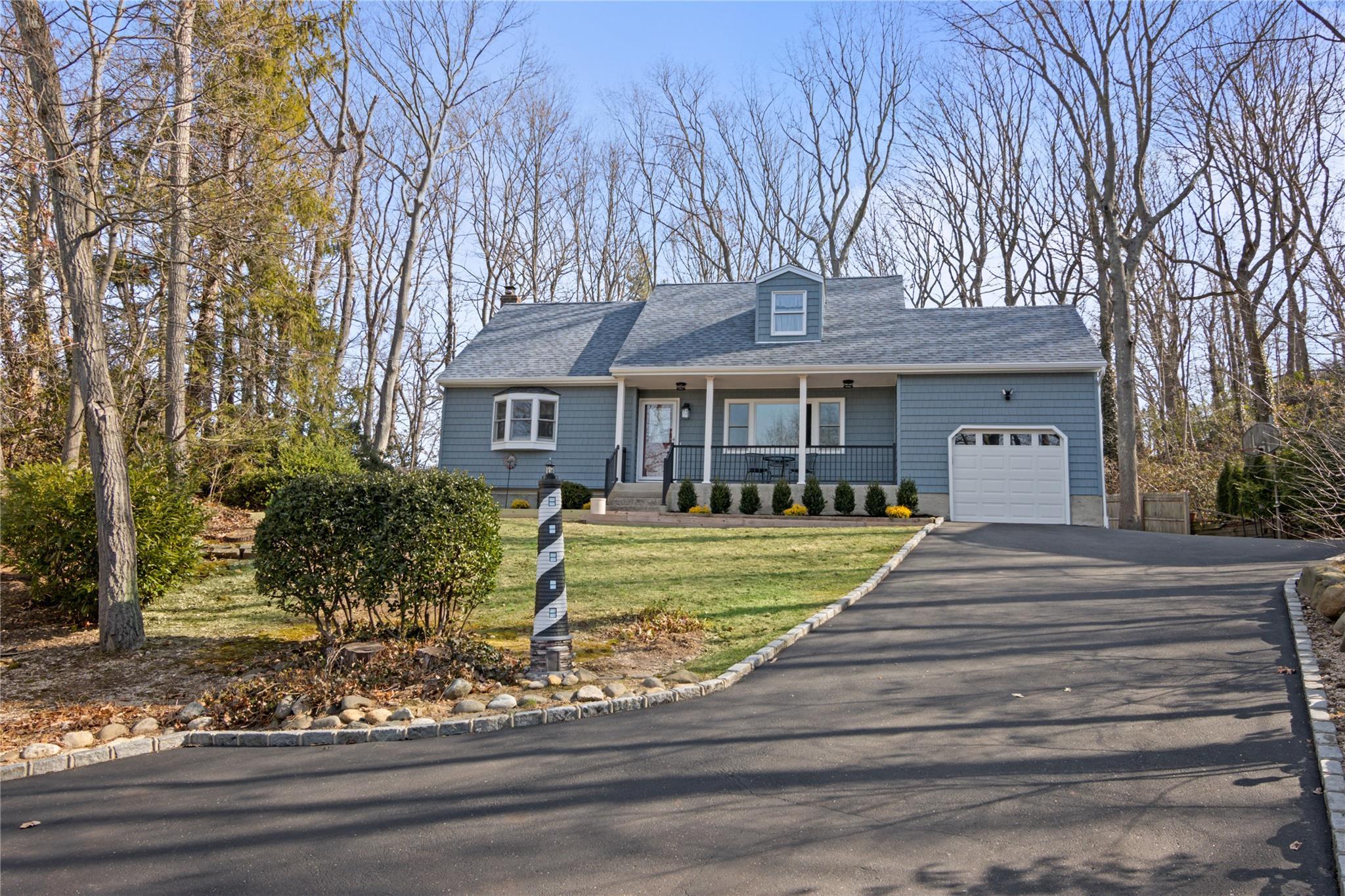 Cranbrook Ct, Centerport, NY 11721
