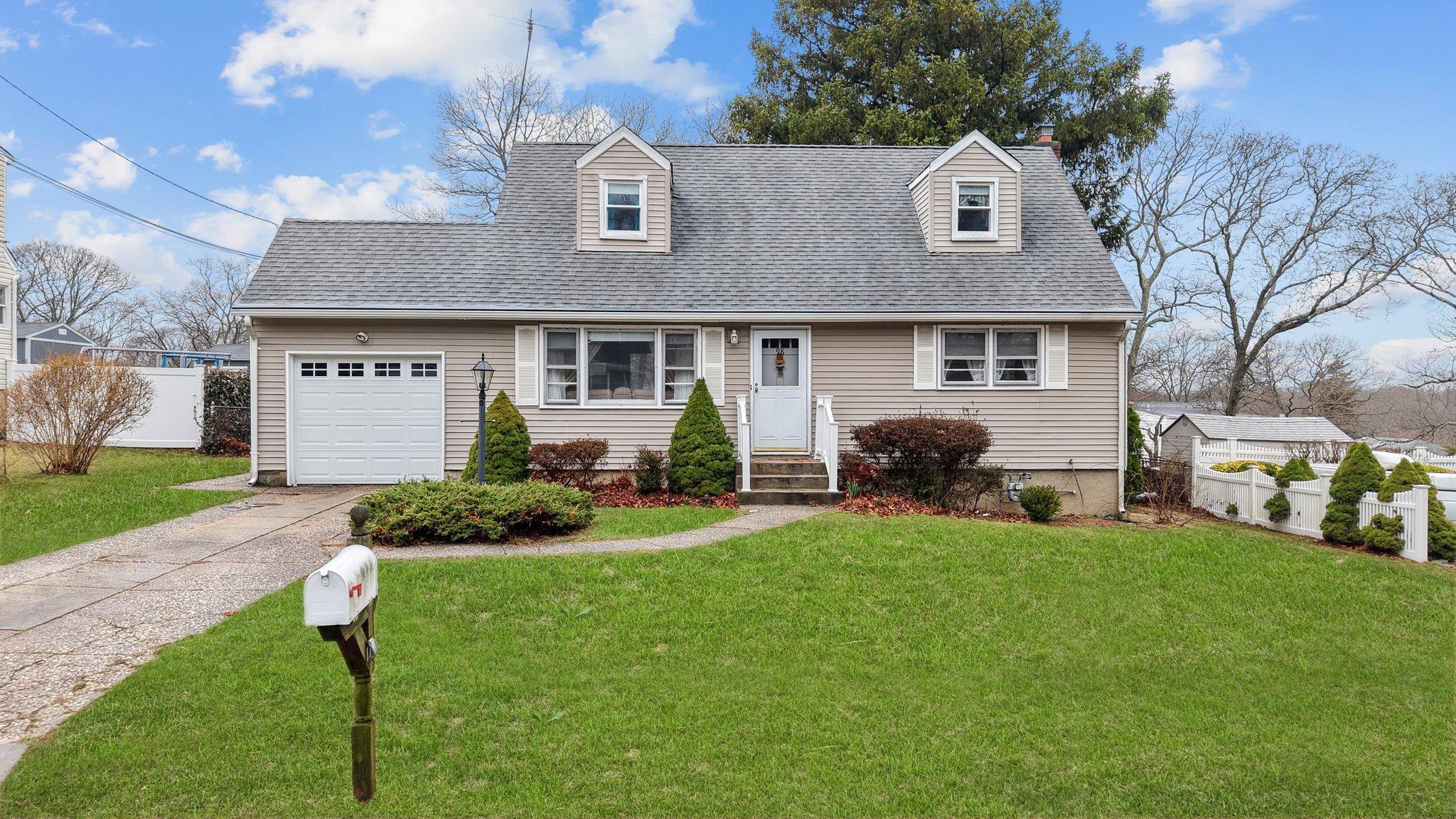 Paula Blvd, Selden, NY 11784