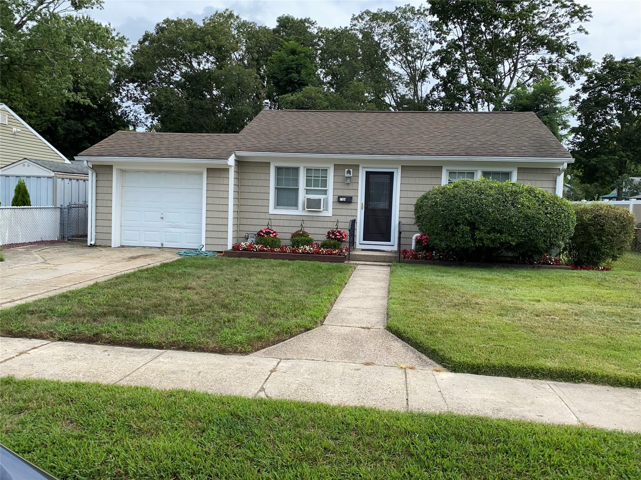 Lombardy Blvd, Bay Shore, NY 11706