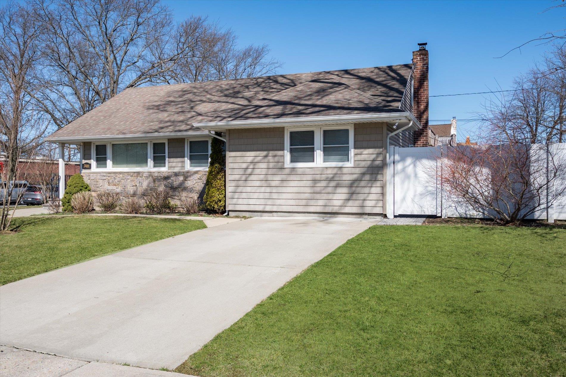 Hawthorne Dr N, Wantagh, NY 11793