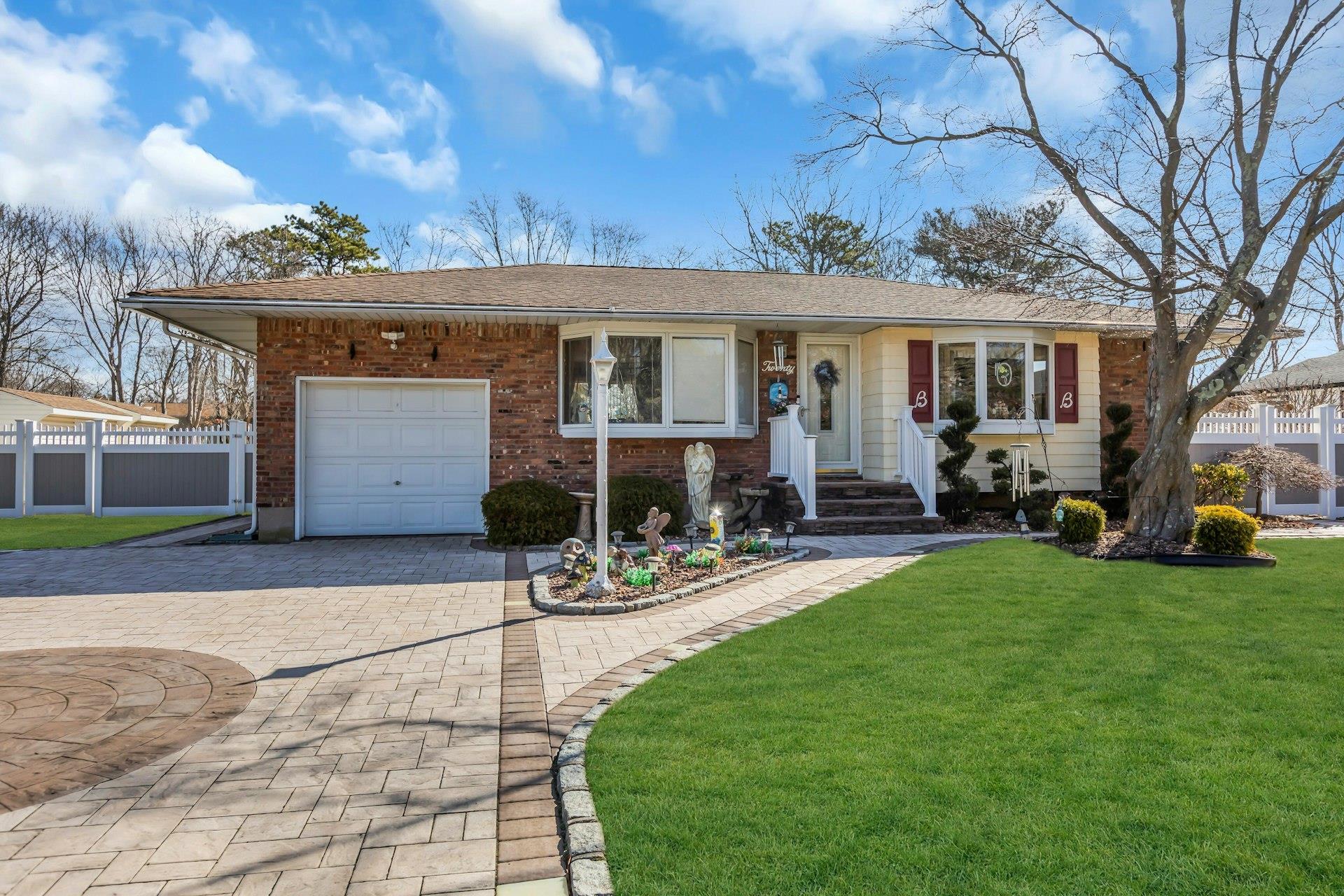 Crestwood Rd, Bohemia, NY 11716