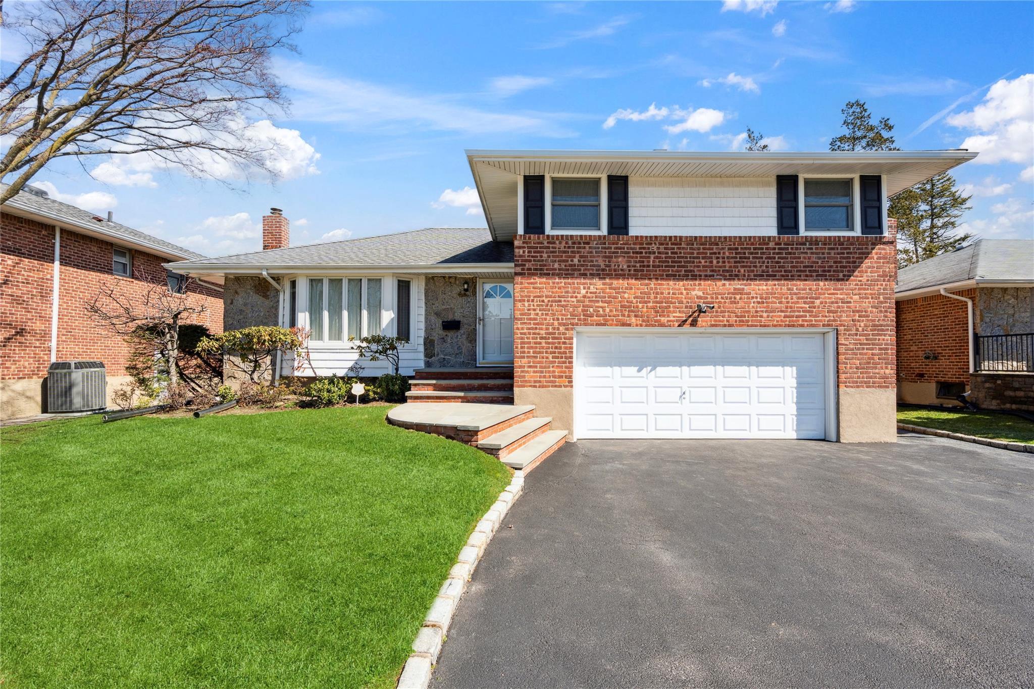 Leonard Rd, Syosset, NY 11791