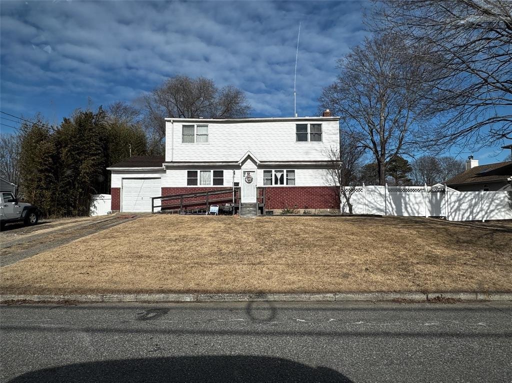 Riverdale Ave, Oakdale, NY 11769