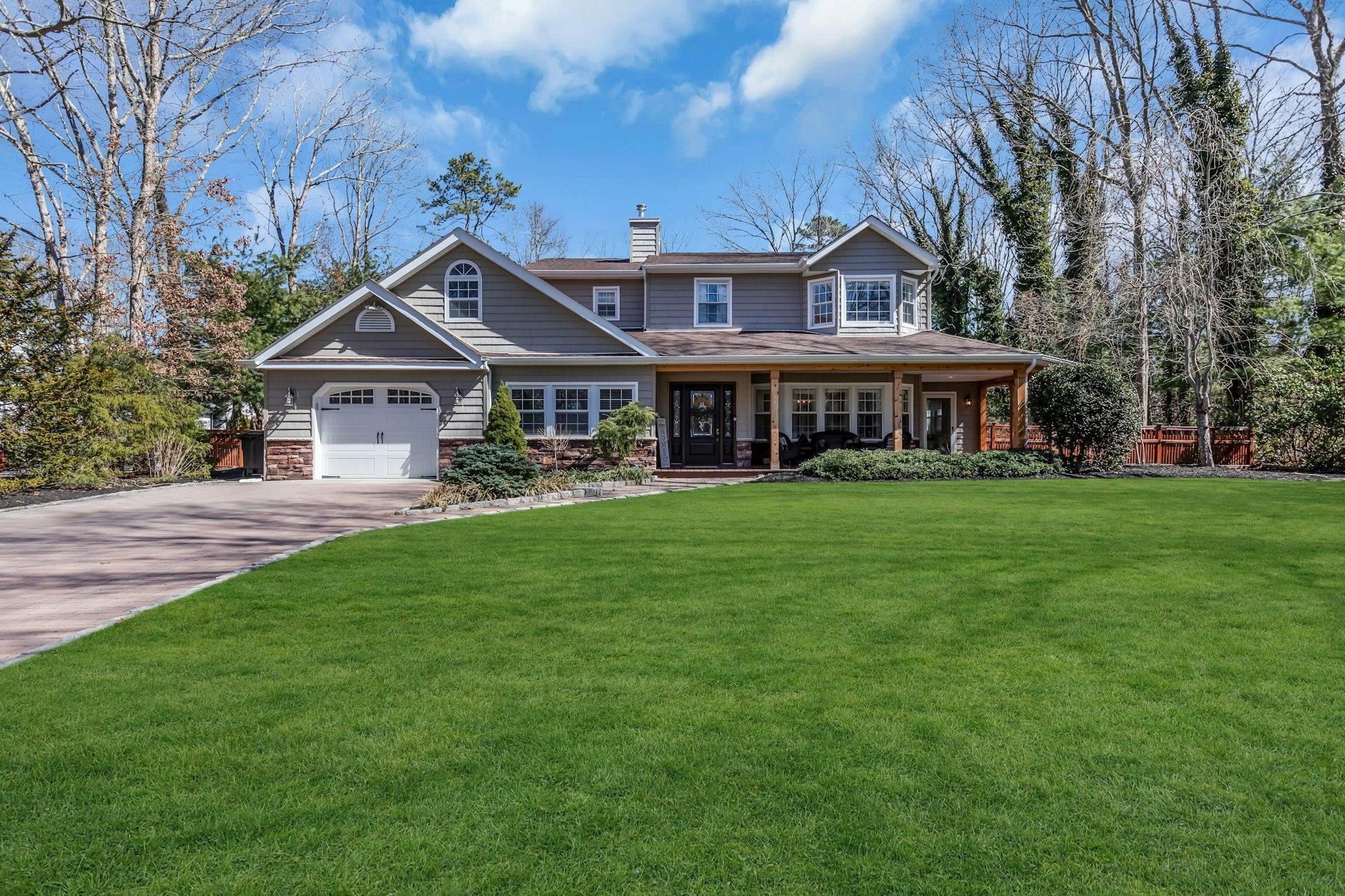 Club House Ln, Manorville, NY 11949