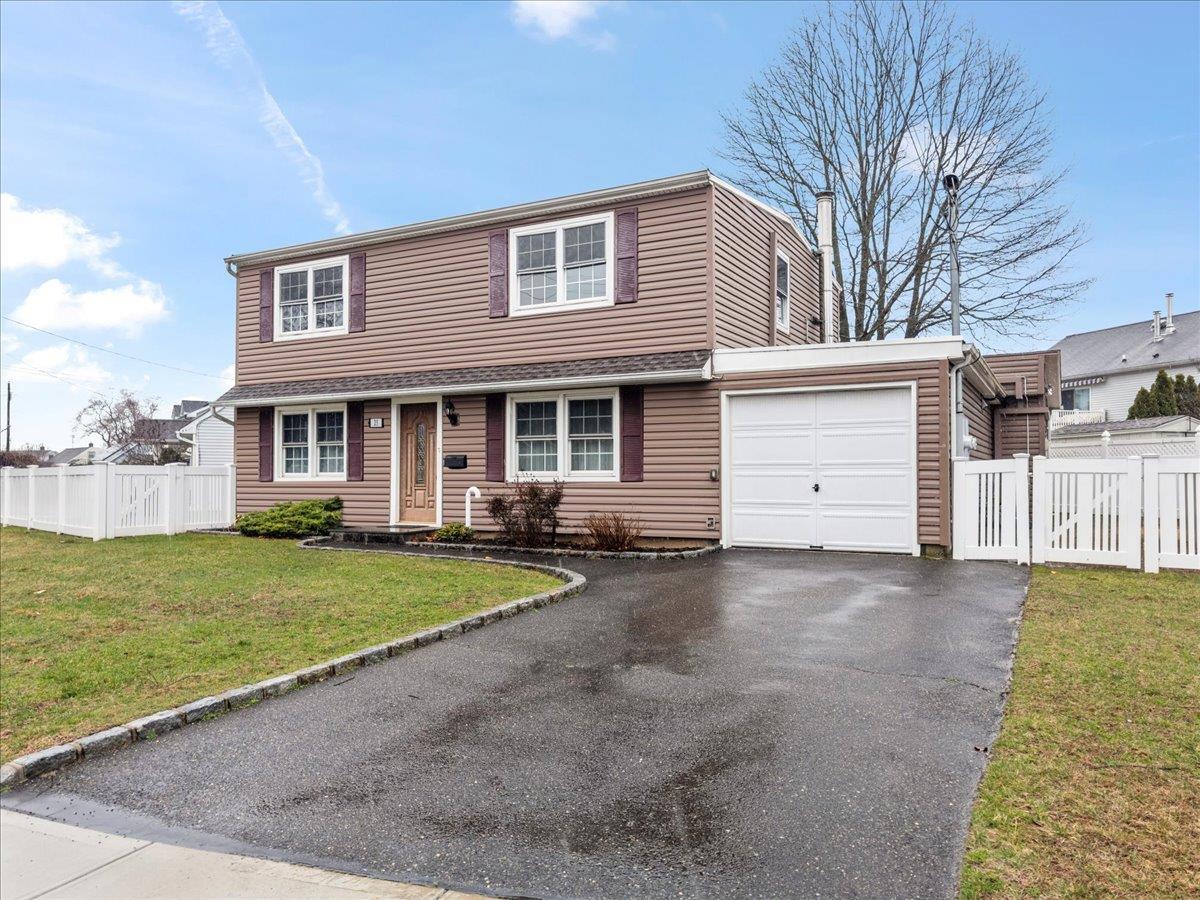 Croyden Dr, Massapequa, NY 11758