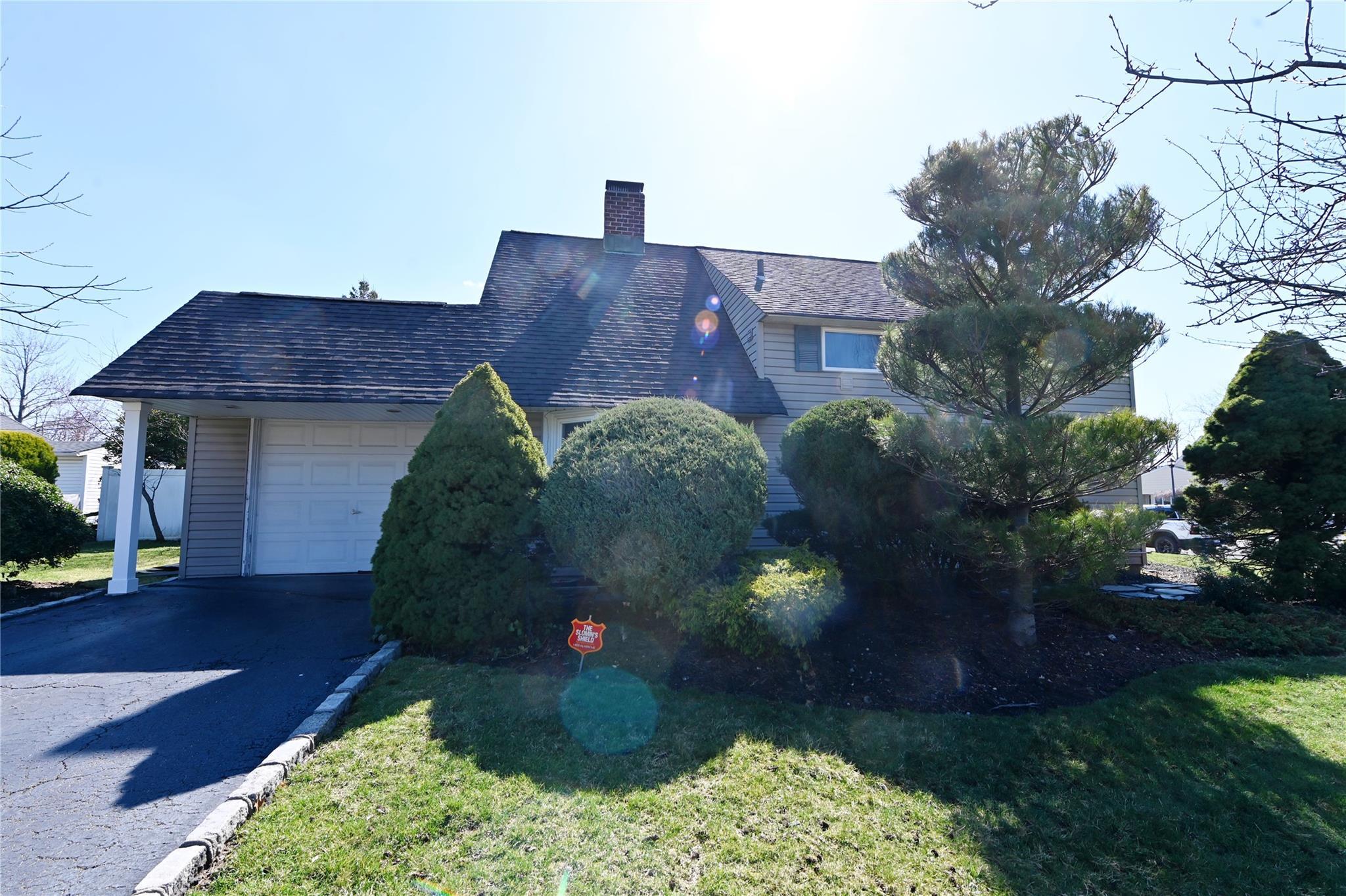 Willowood Dr, Wantagh, NY 11793