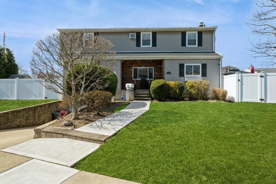 Wallen Ln, North Bellmore, NY 11710