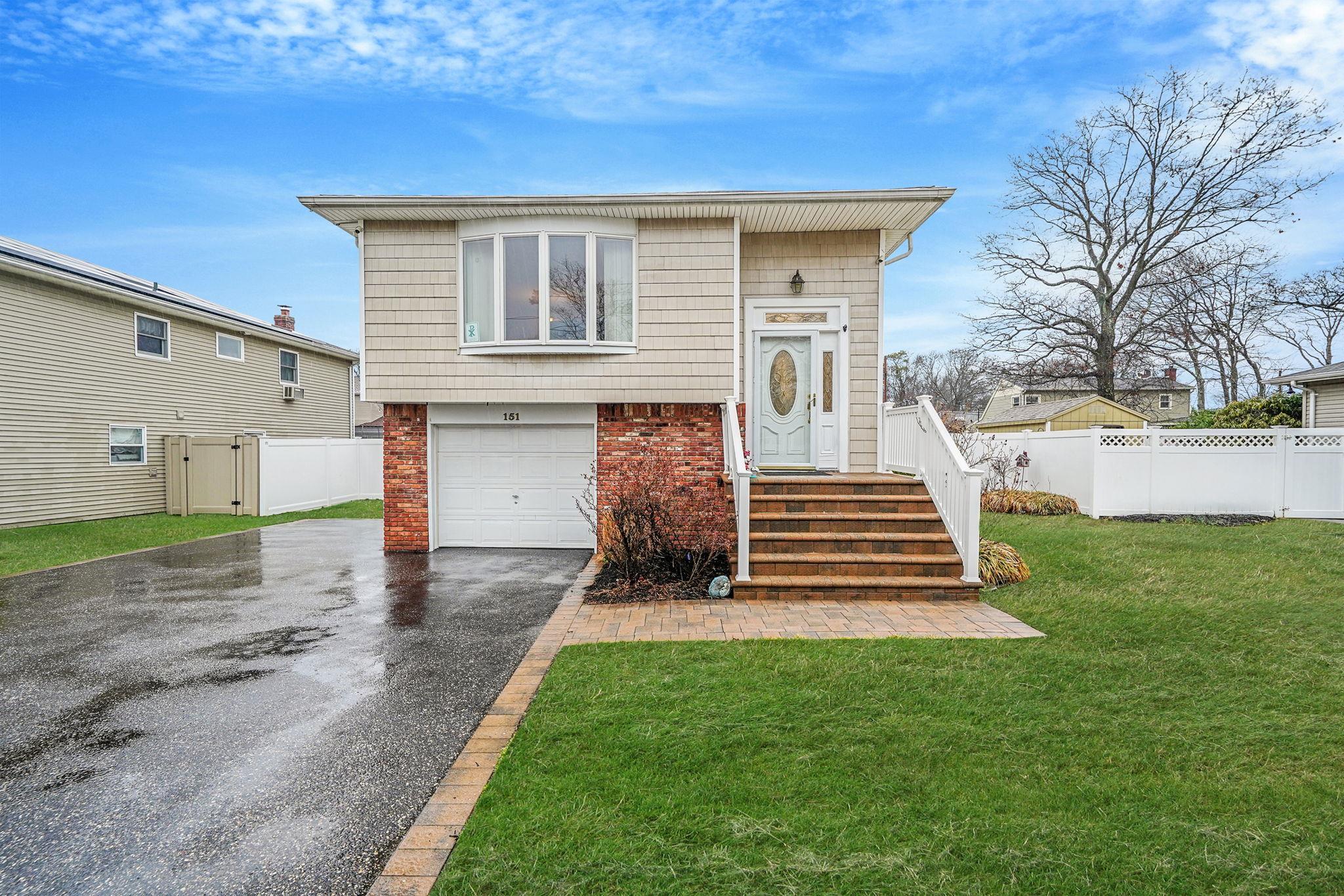Sotzen Ave, Holbrook, NY 11741