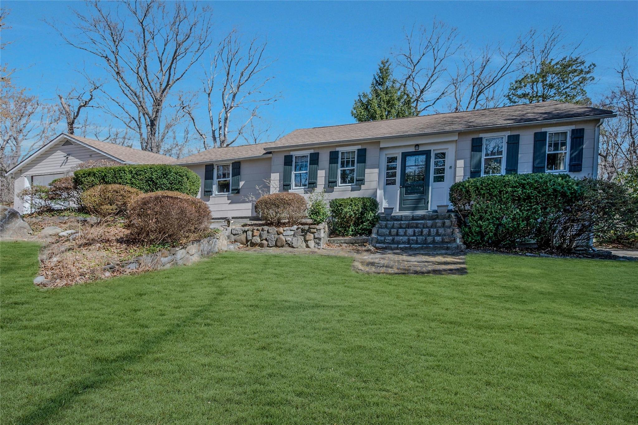 Malverne Rd, Sound Beach, NY 11789
