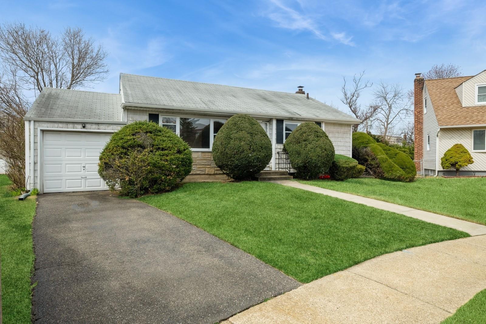 Narkin Ct, Hicksville, NY 11801