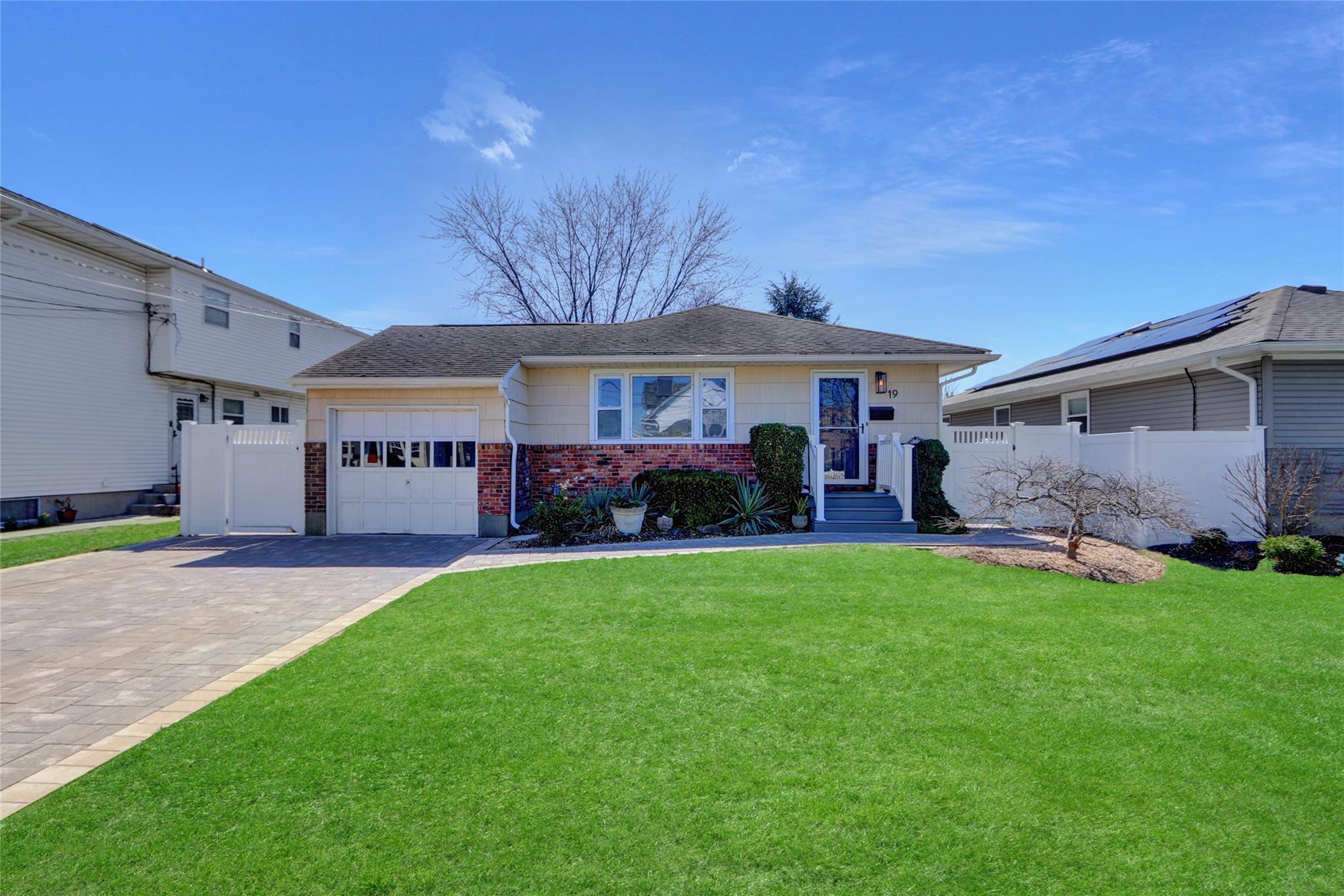 Emma St, Bethpage, NY 11714