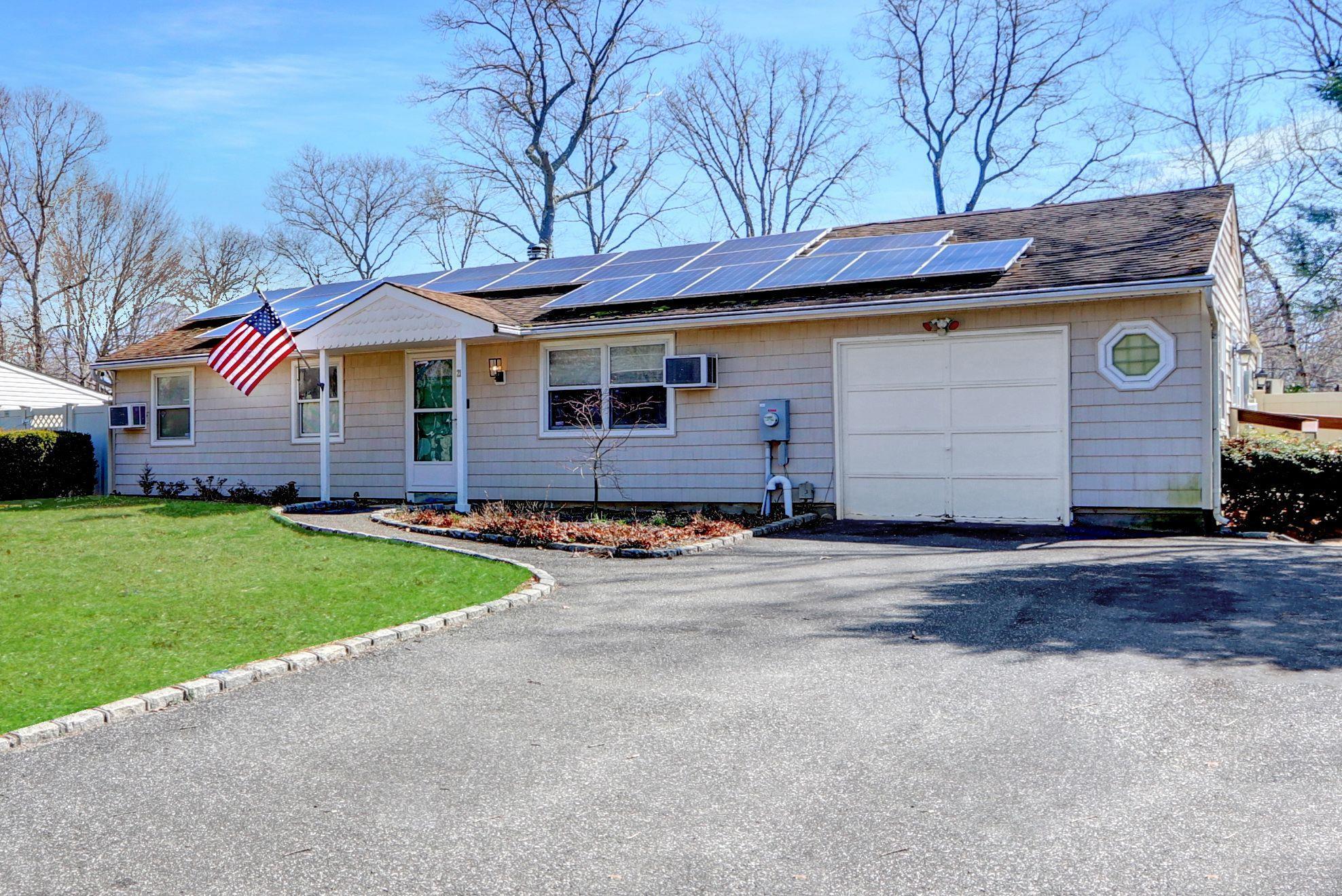 Highview Ln, Ridge, NY 11961