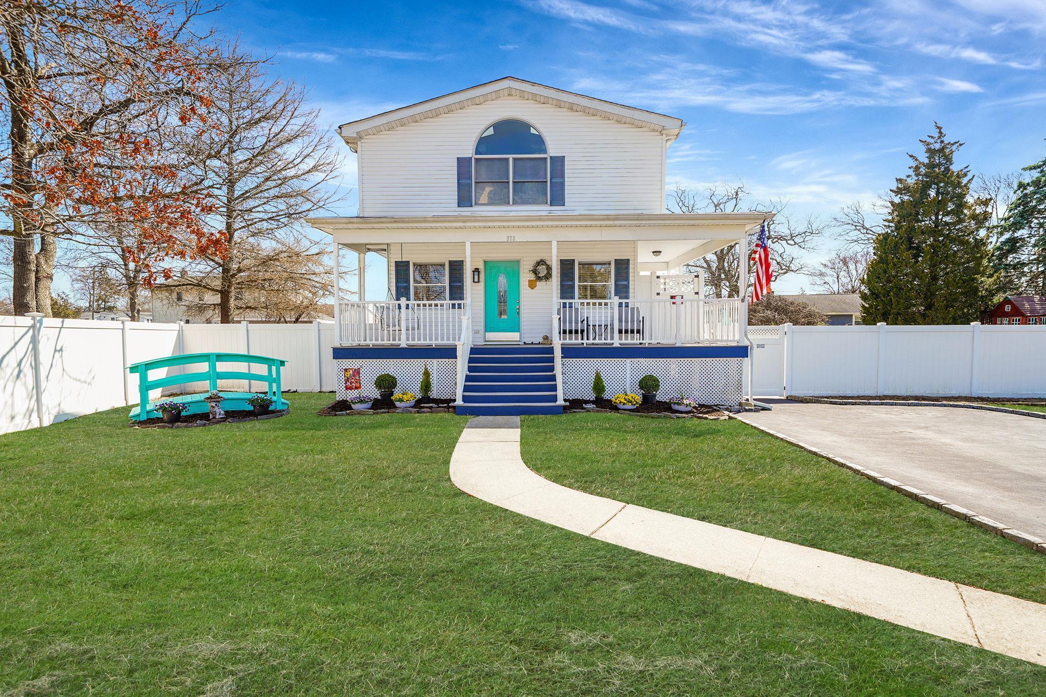 Nevada St, Lindenhurst, NY 11757