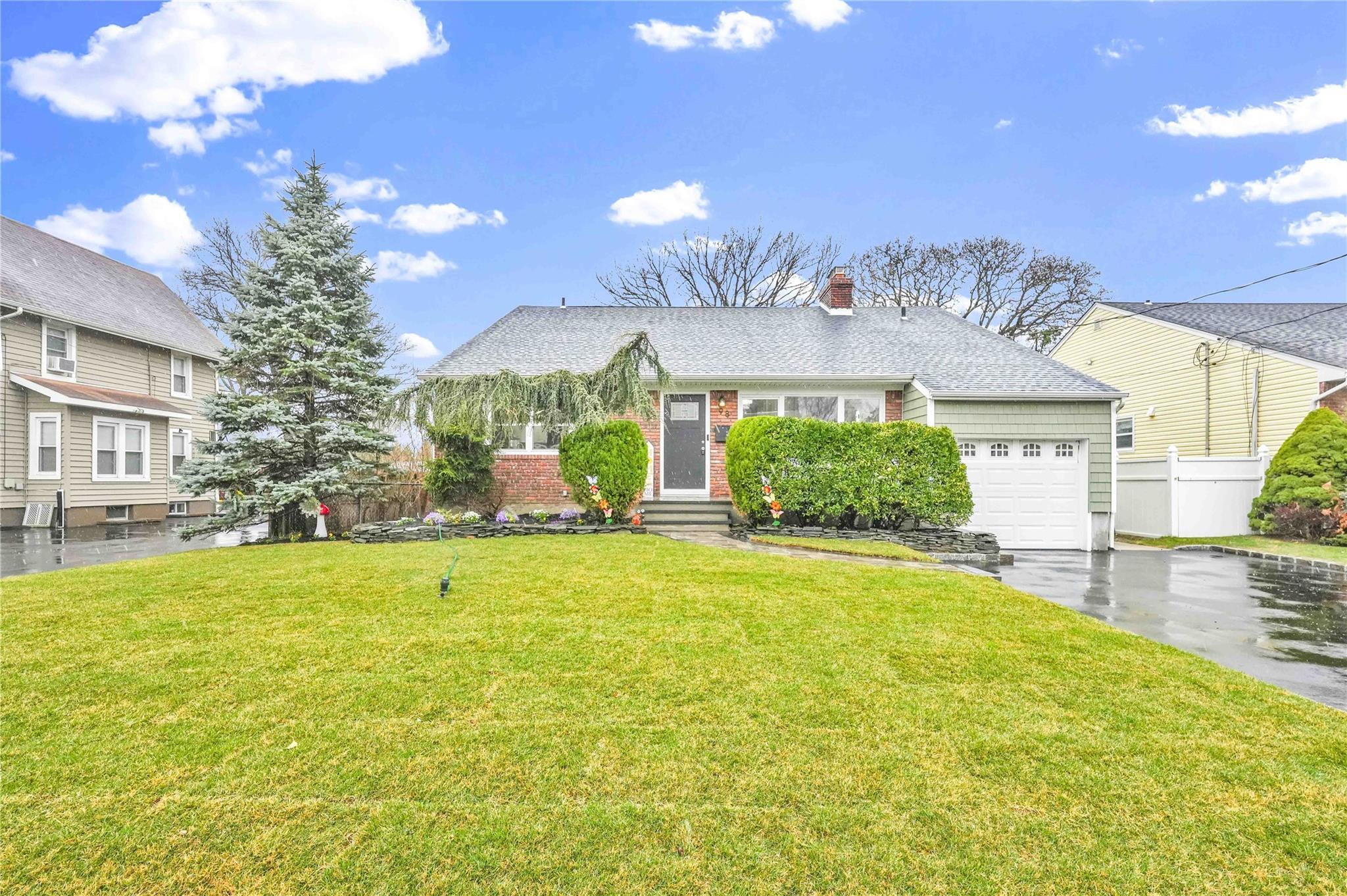 Woods Ave, Rockville Centre, NY 11570