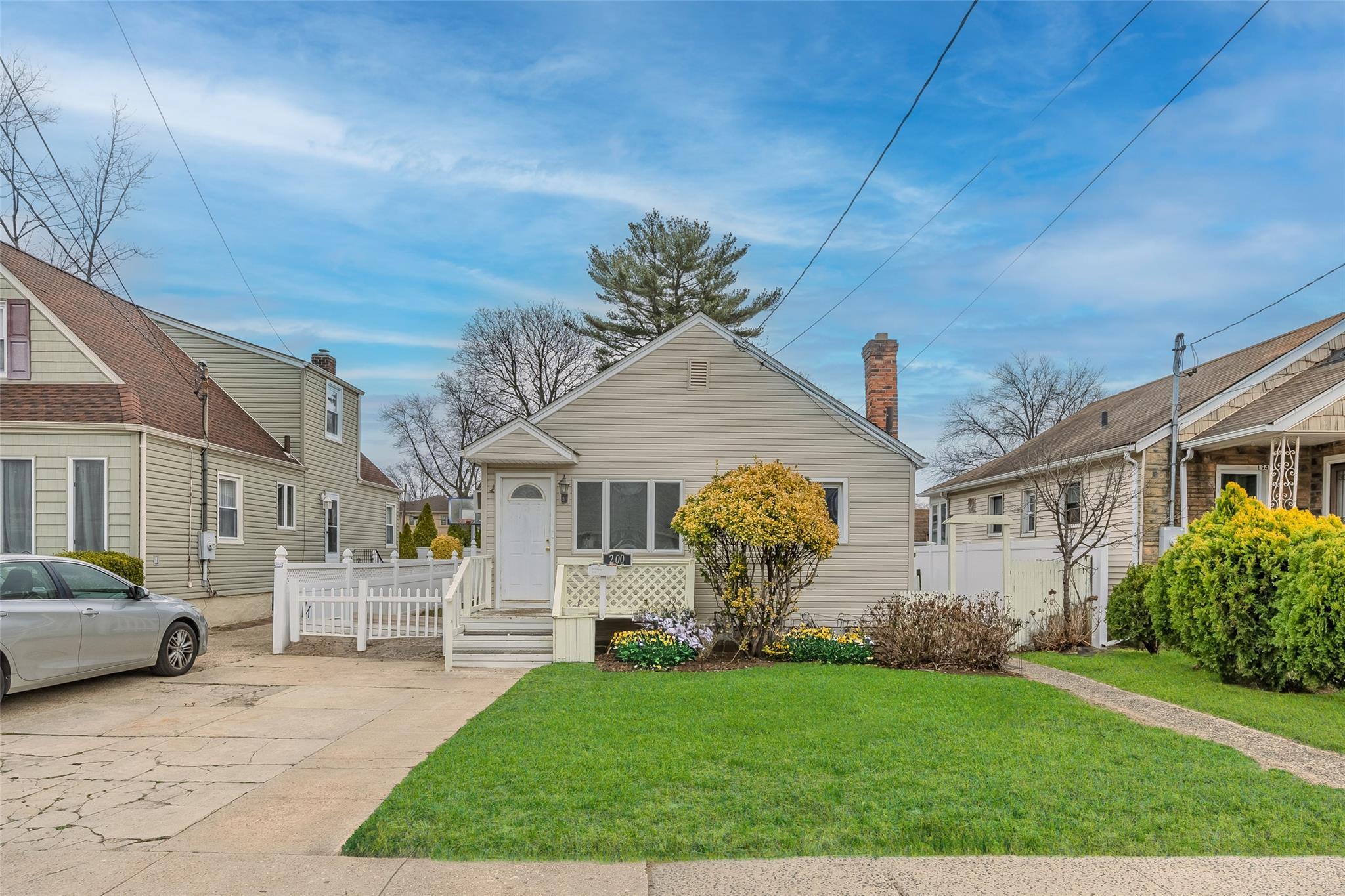 Landau Ave, Elmont, NY 11003