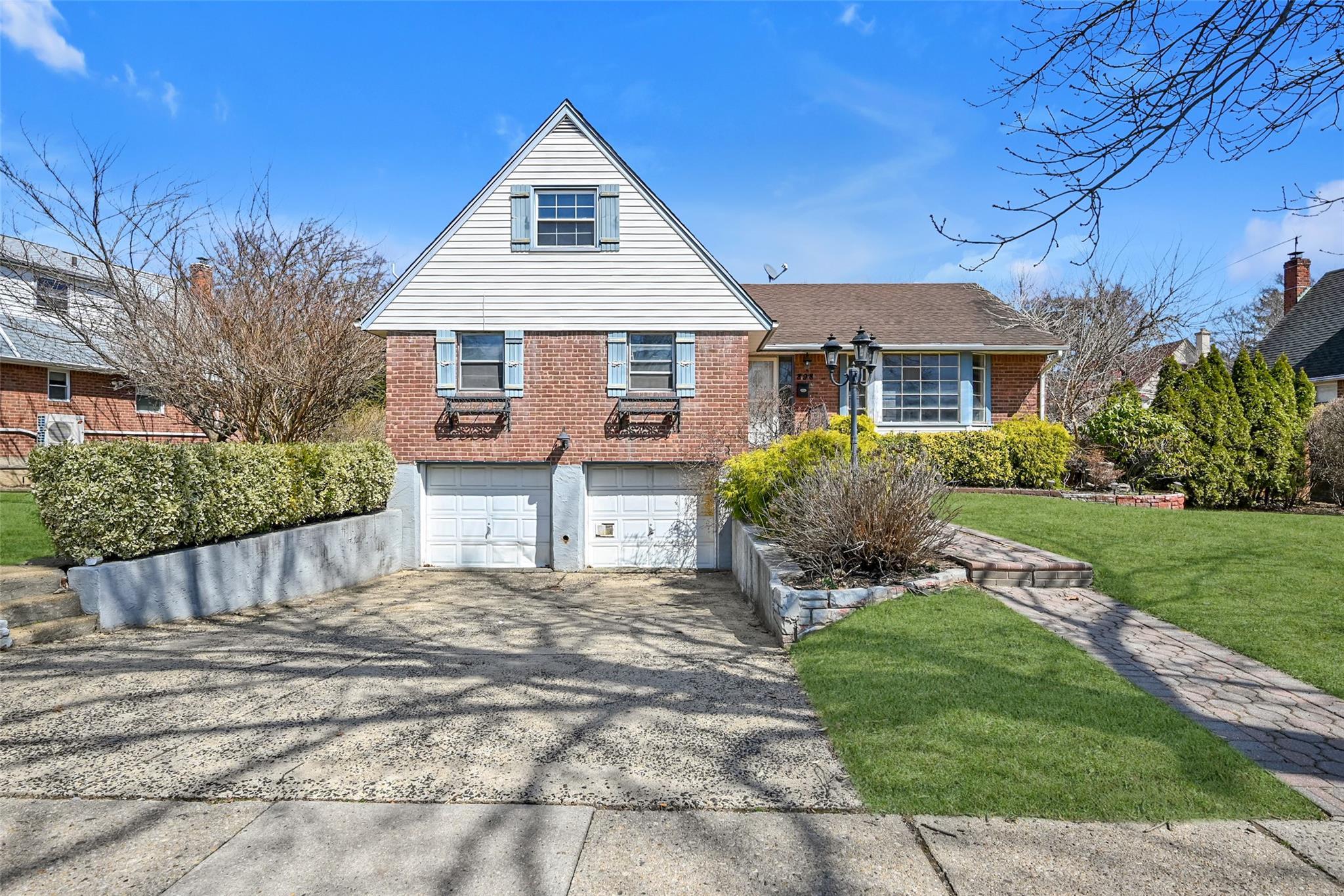 Baldwin Dr, Westbury, NY 11590