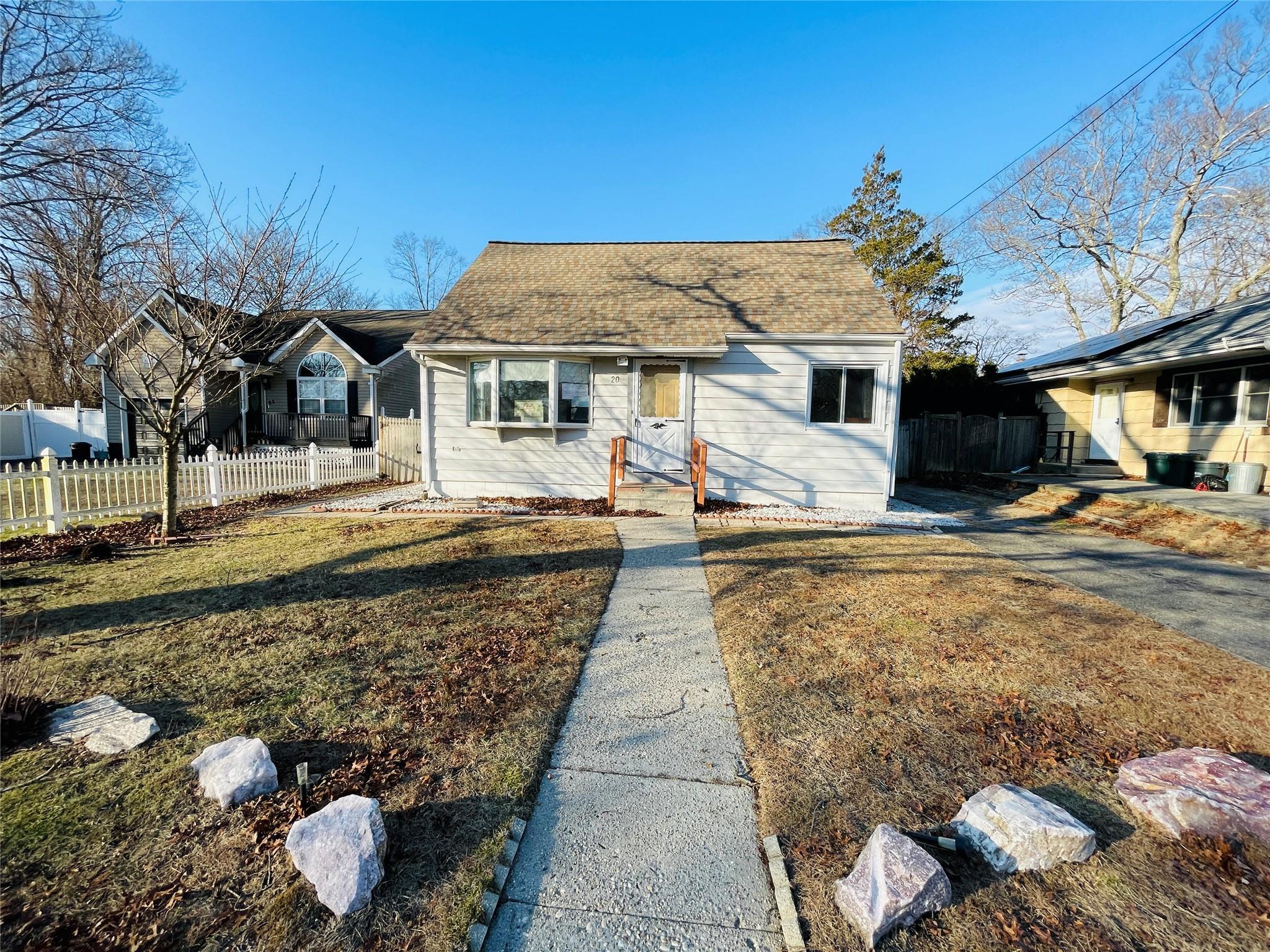 Hounslow Rd, Shirley, NY 11967