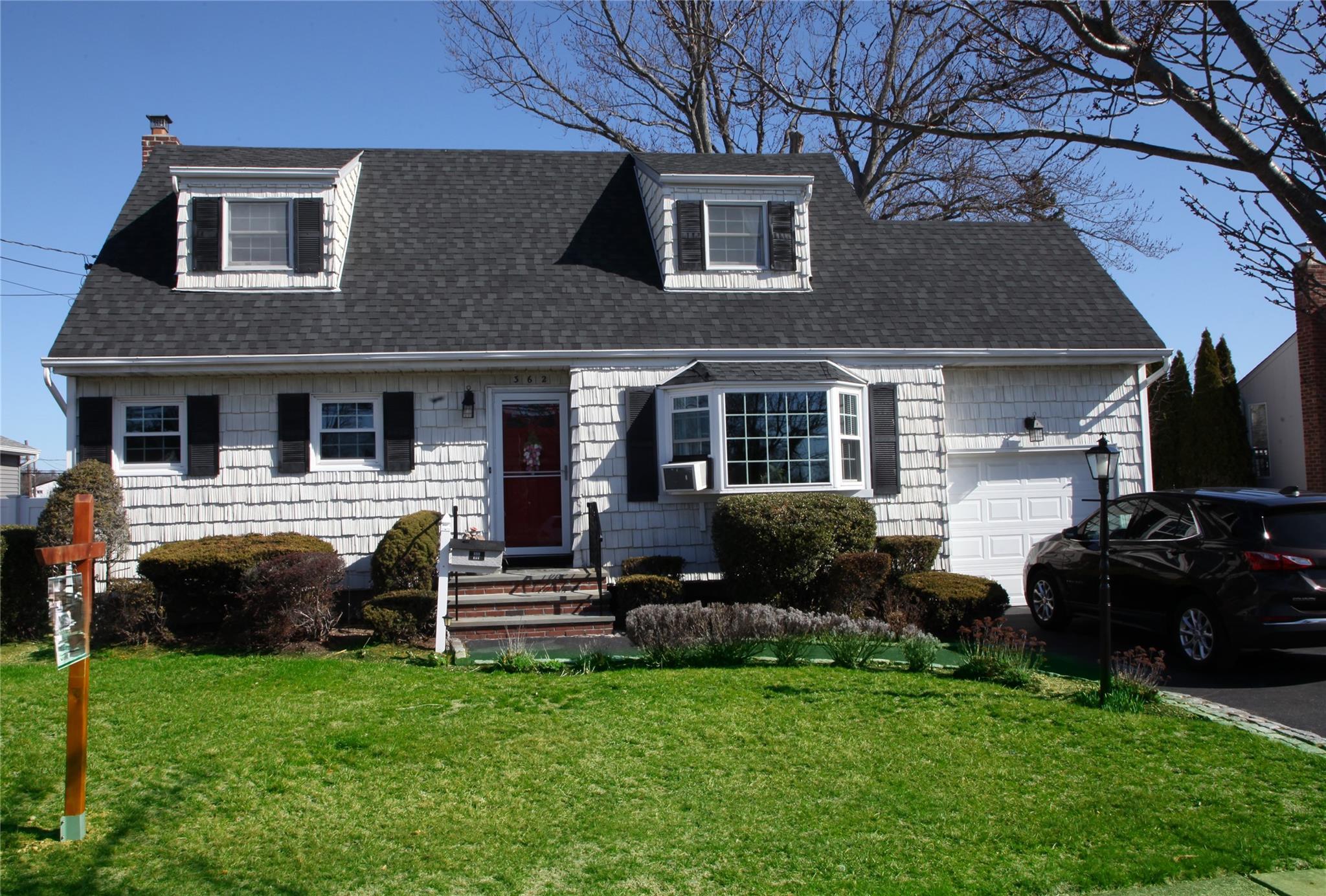 Violet St, Massapequa Park, NY 11762