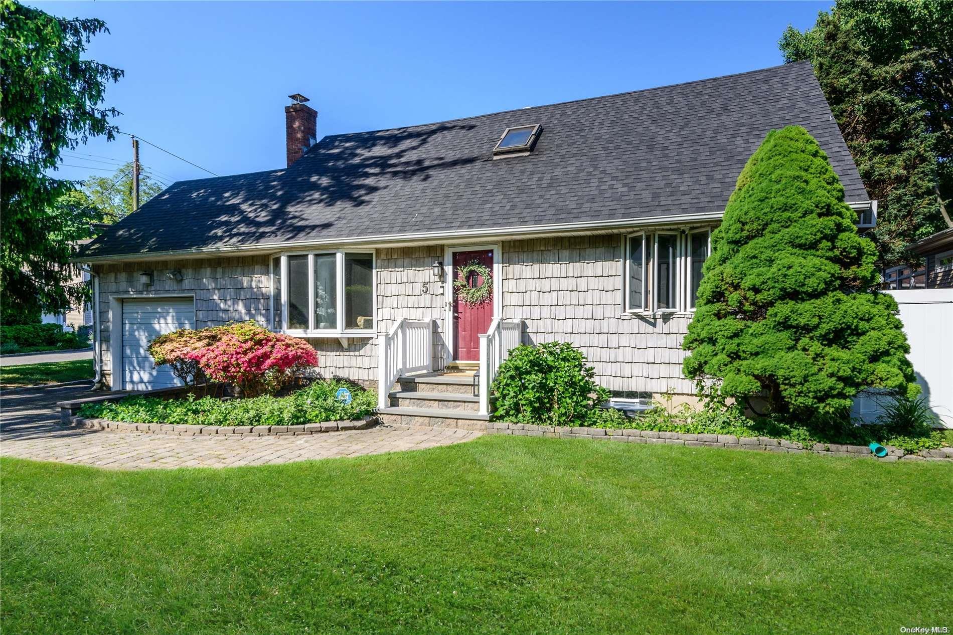 Lone Oak Dr, Centerport, NY 11721