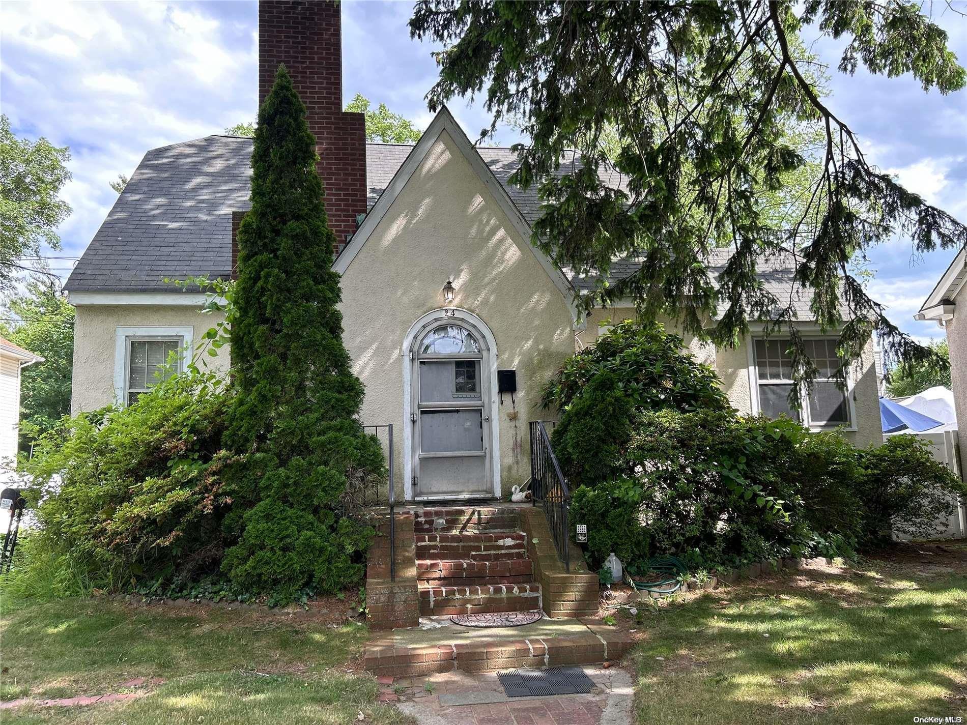 Robert St, Farmingville, NY 11738