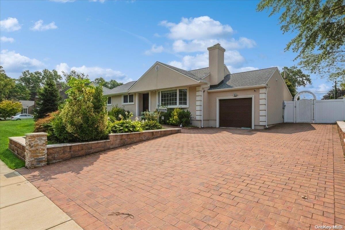 Willits Rd, Glen Cove, NY 11542