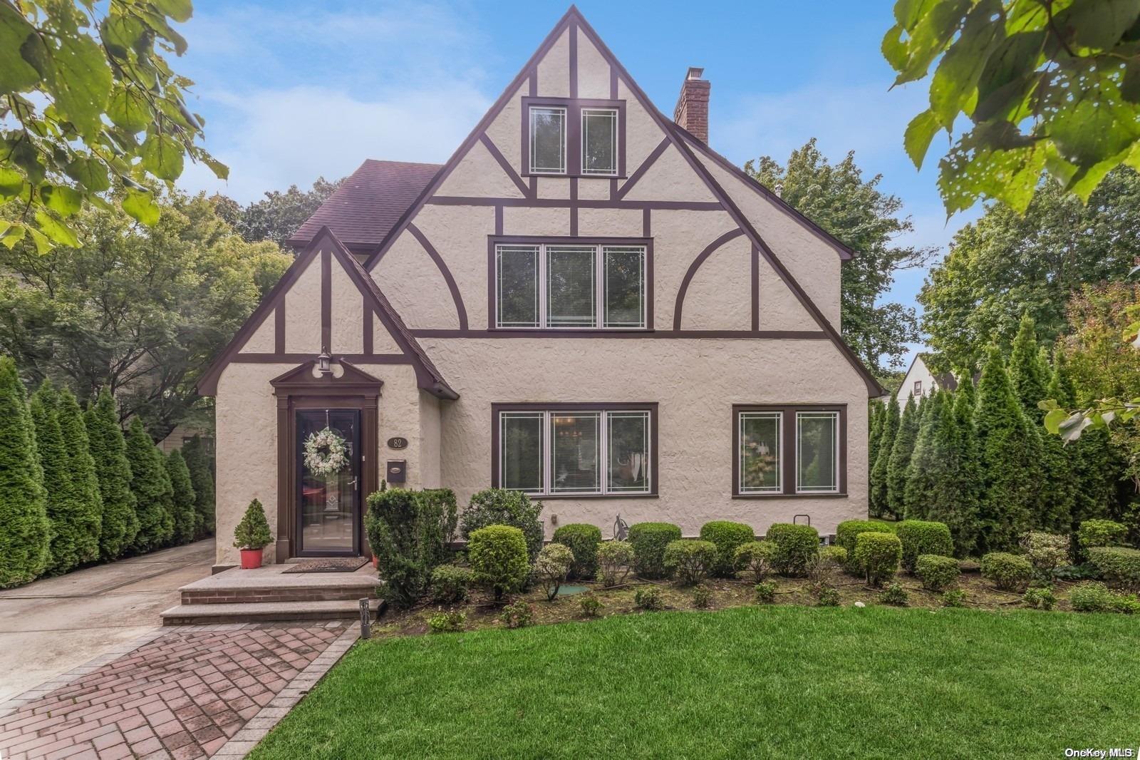 Poplar St, Garden City, NY 11530