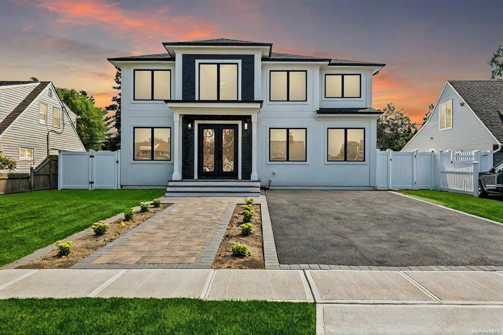 Blueberry Ln, Hicksville, NY 11801