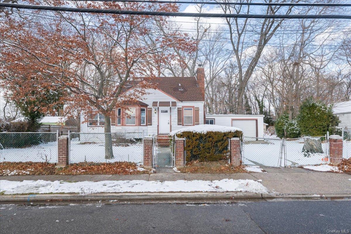 E Greenwich Ave, Roosevelt, NY 11575