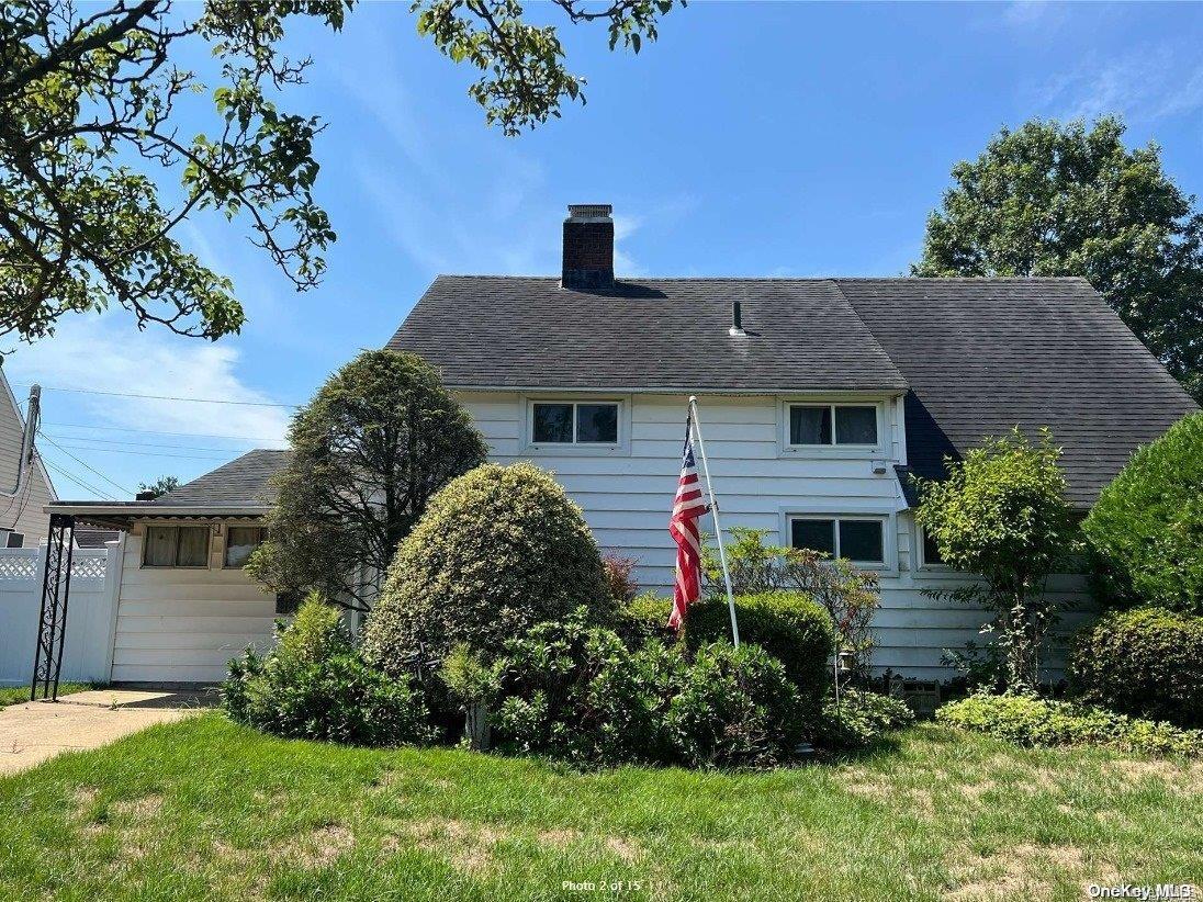 Wheelbarrow Ln, Wantagh, NY 11793
