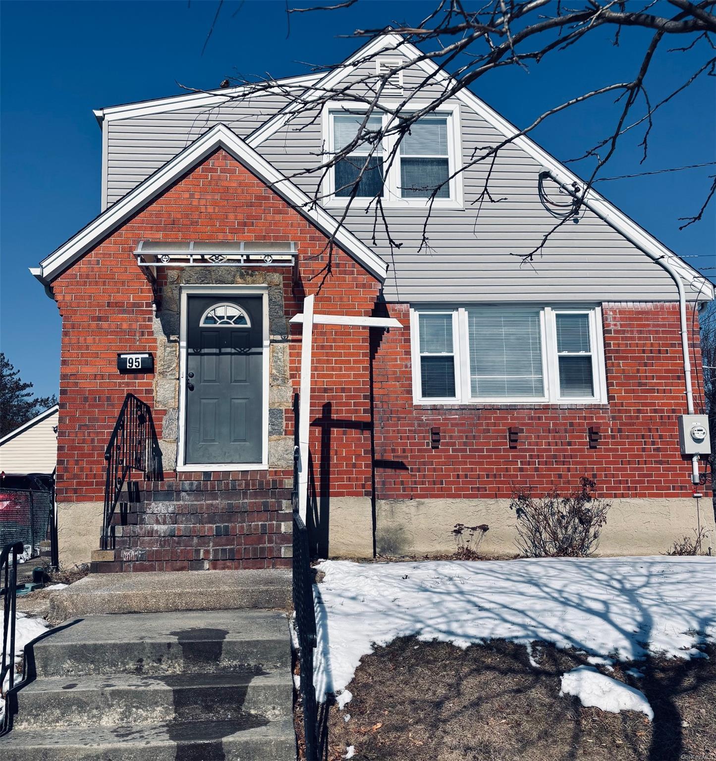 Charles St, Floral Park, NY 11001