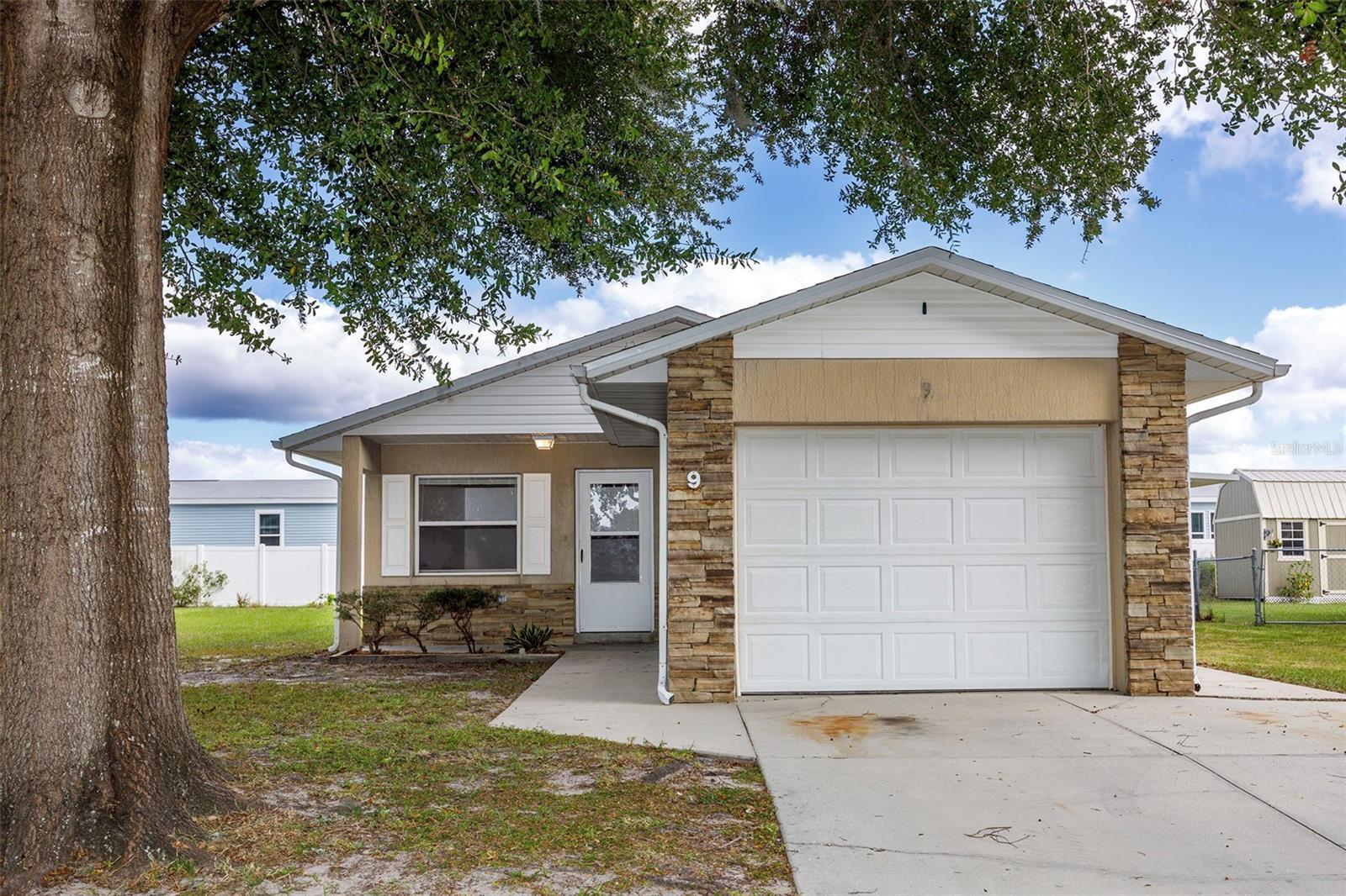 Cayman Cir, Umatilla, FL 32784