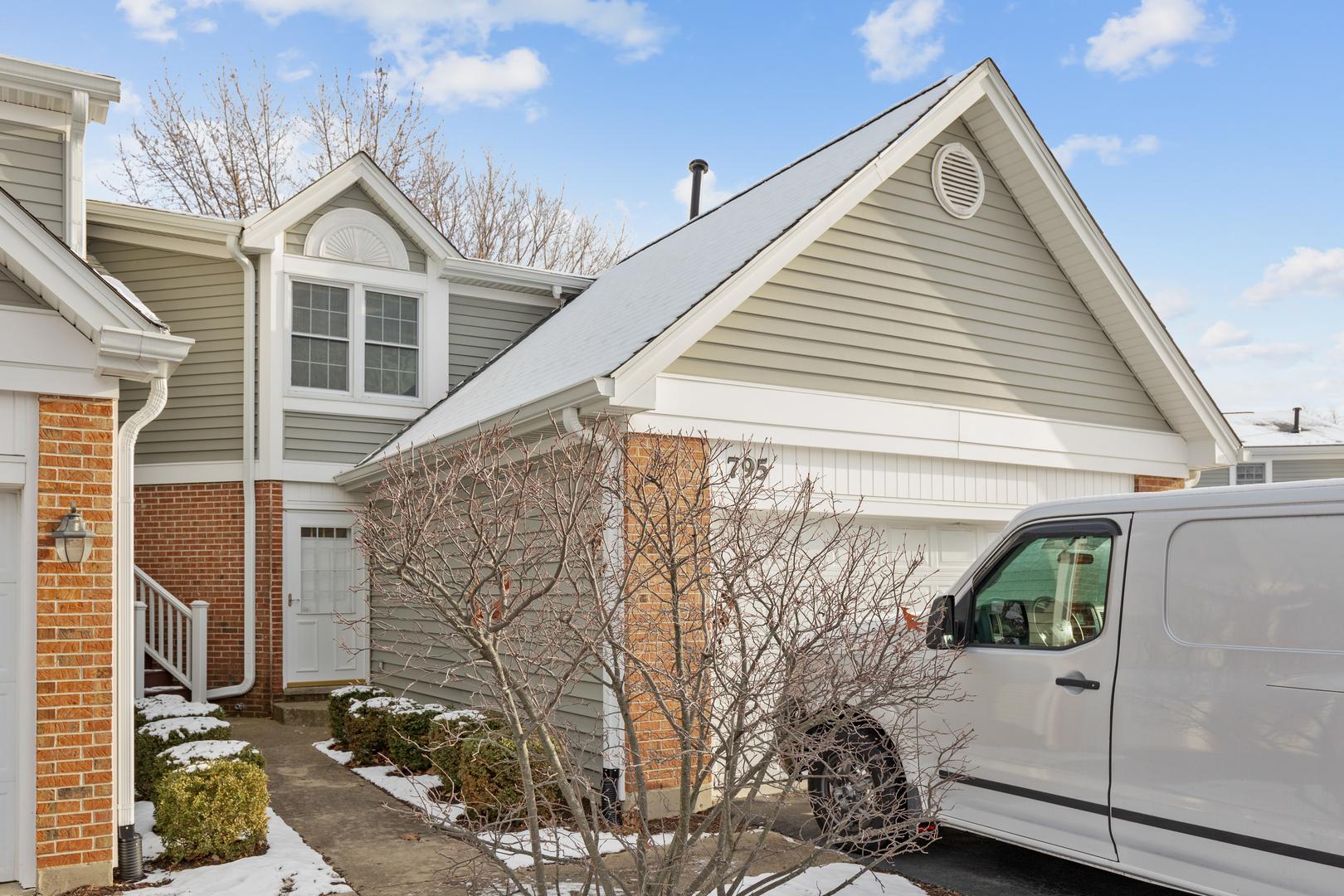 Hoover Dr, Carol Stream, IL 60188