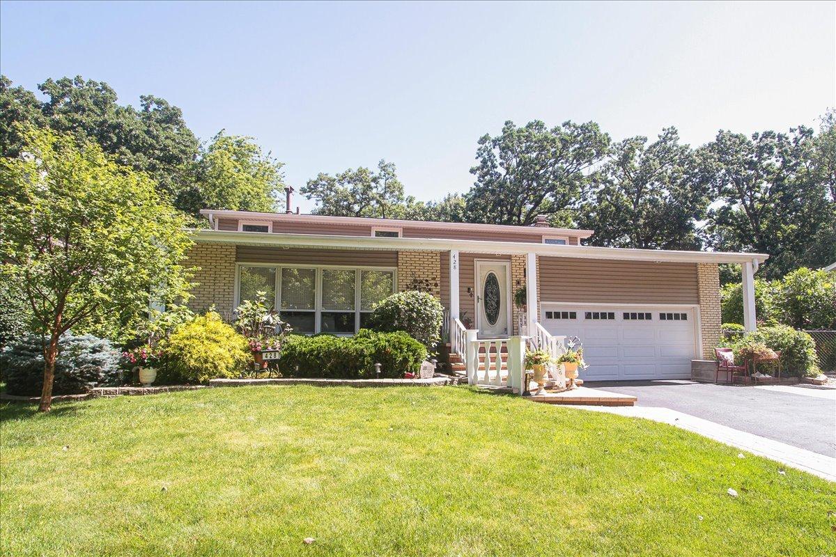 Spruce Dr, Schaumburg, IL 60193