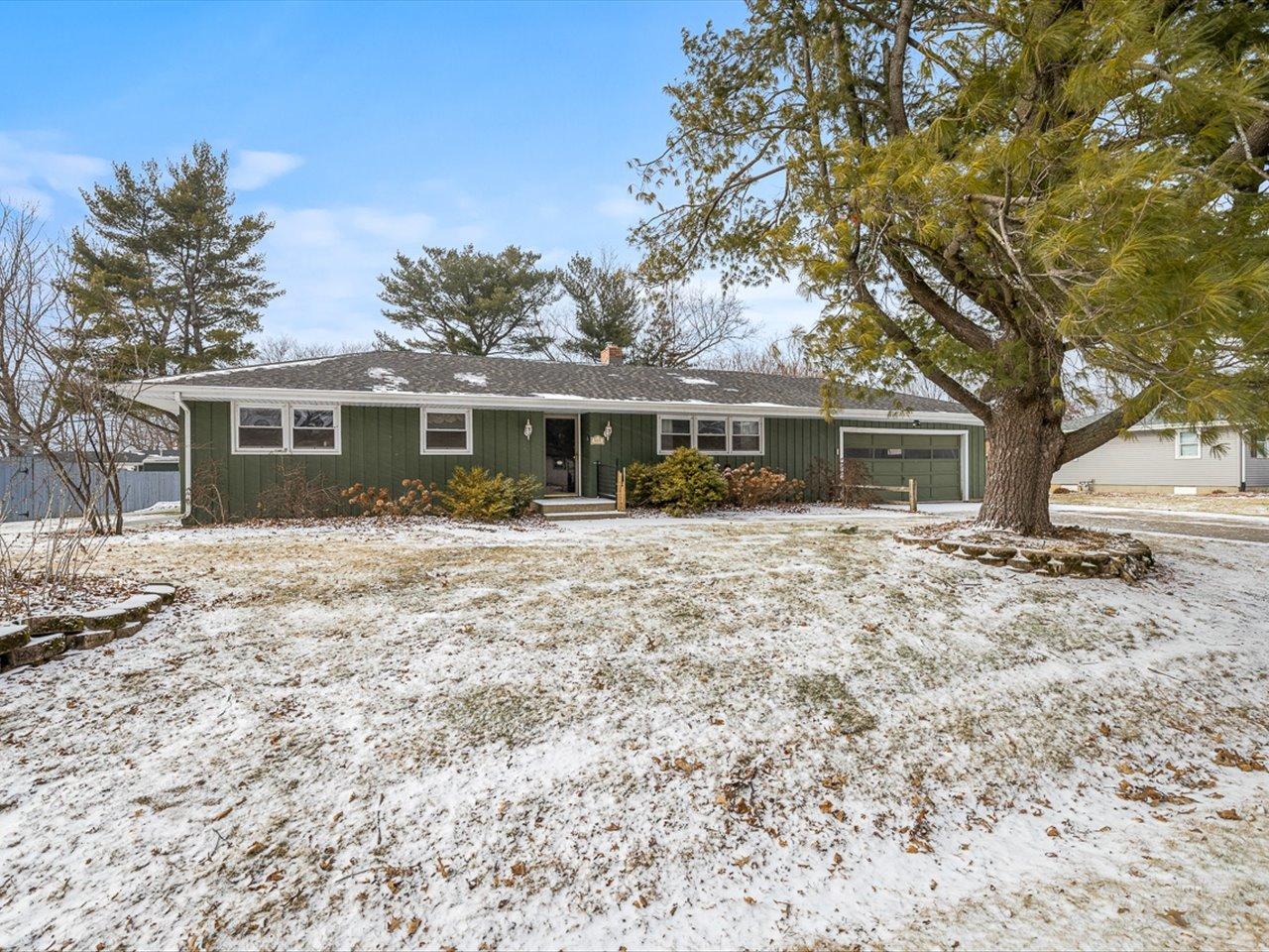 S Seward St, Winnebago, IL 61088