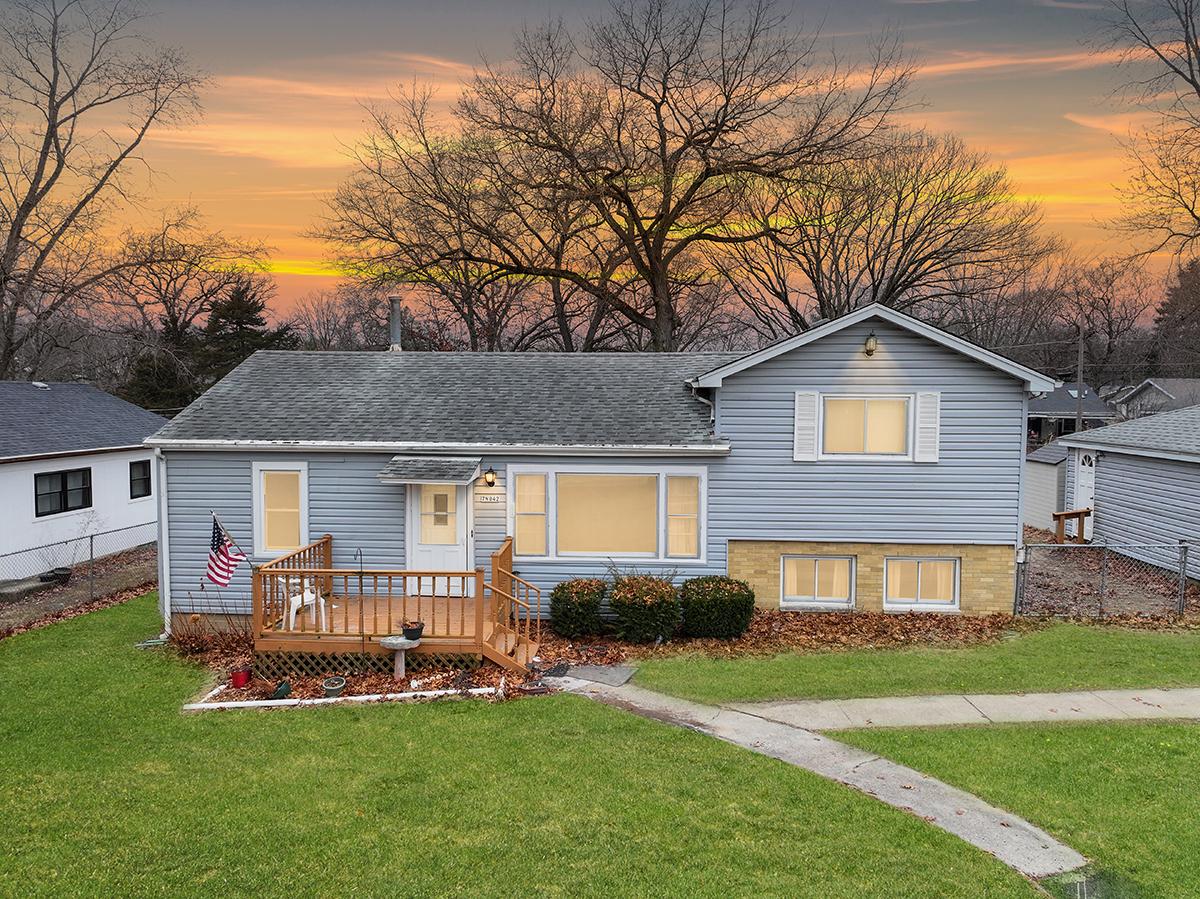 Smith St, South Elgin, IL 60177