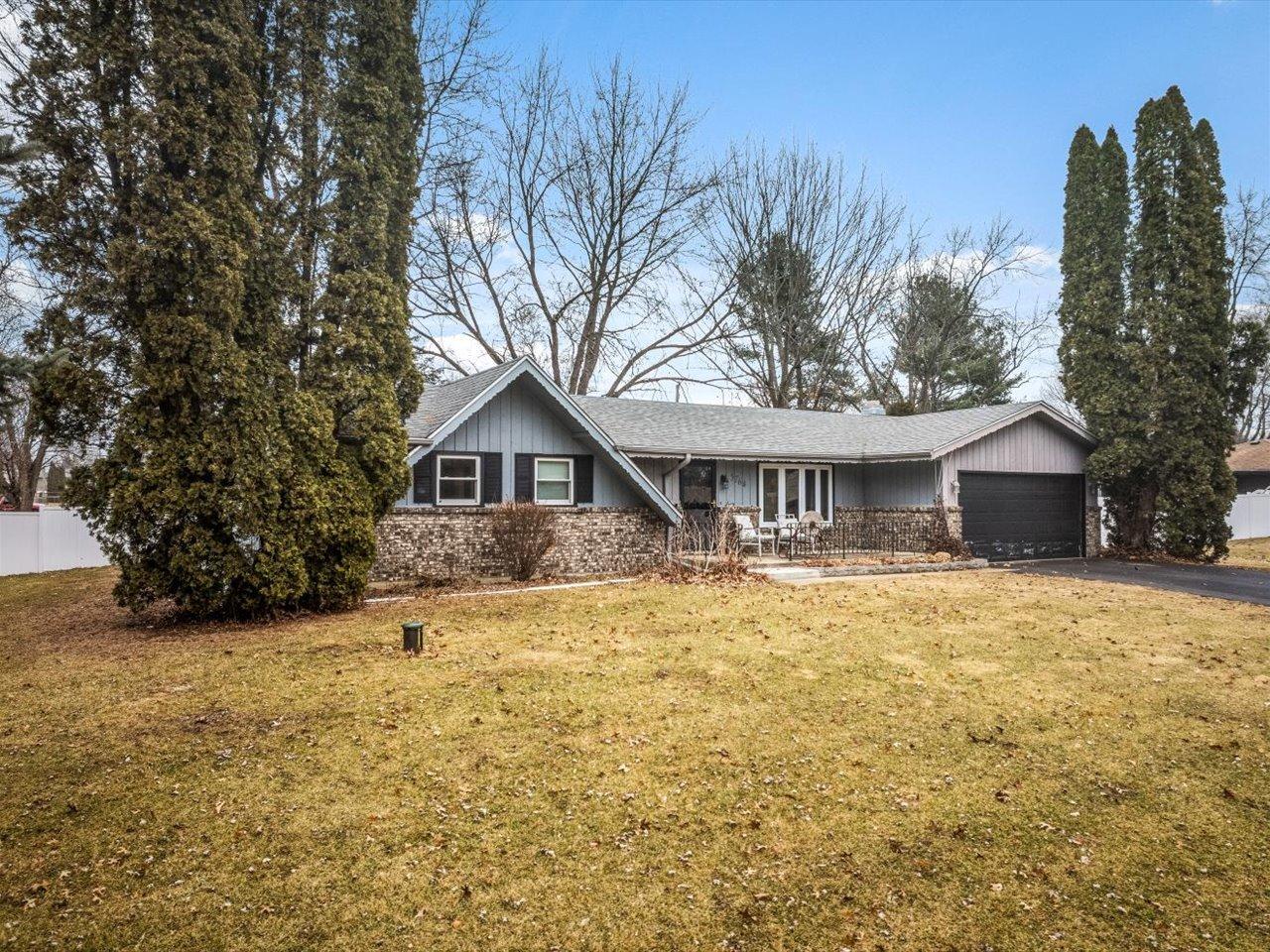 Whitecliff Rd, Rockford, IL 61109
